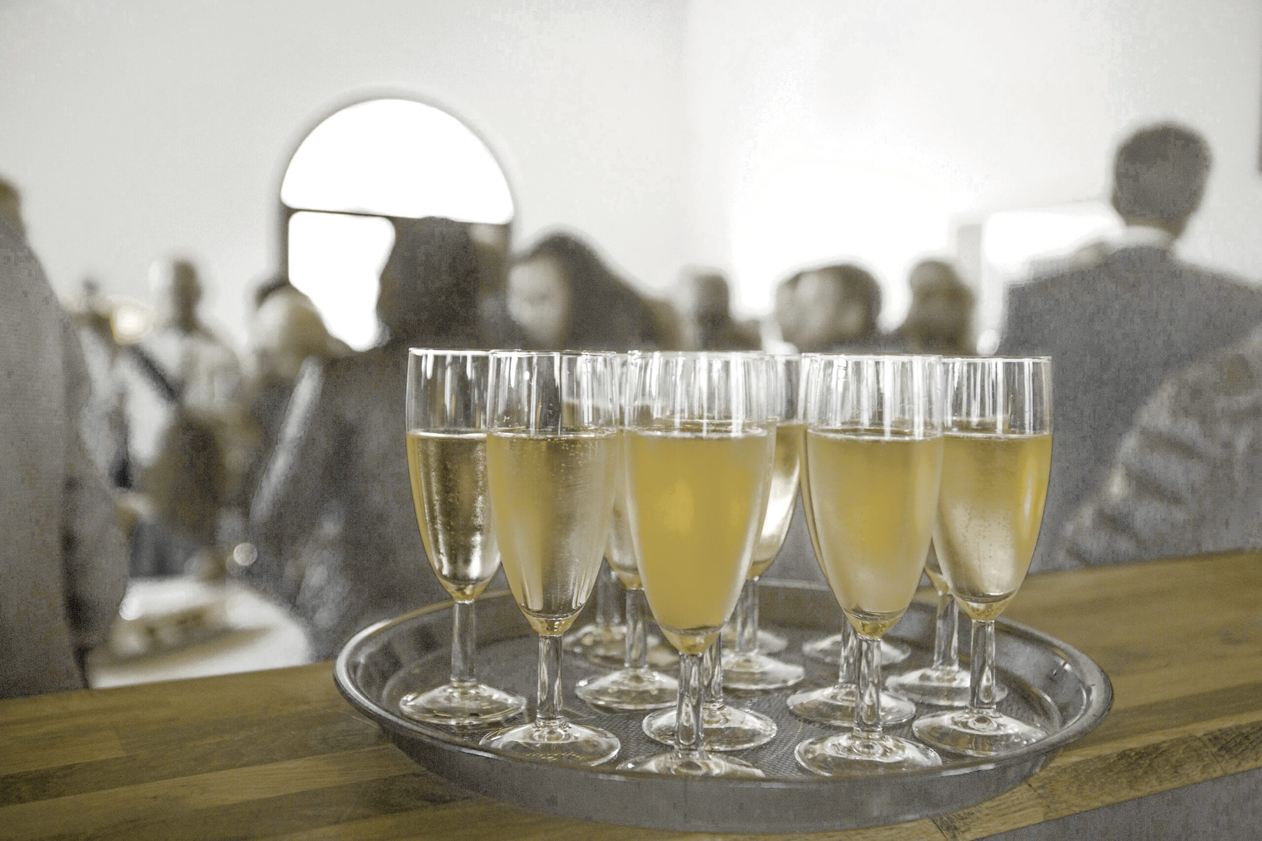 Aloga Event zur Kundenbindung auf einer Dachterrasse mit Blick über die Stadt und Gästen bei Sonnenuntergang