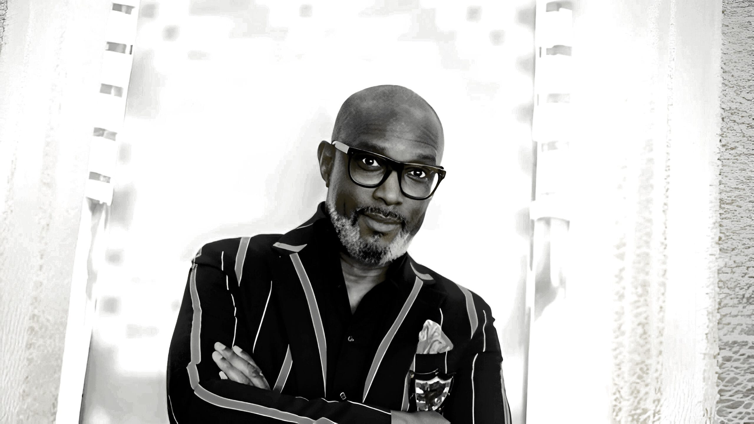 Delroy Rennals auf der Bühne bei seinem Comeback-Auftritt, singt seine neue Single nach Jahren der Abwesenheit