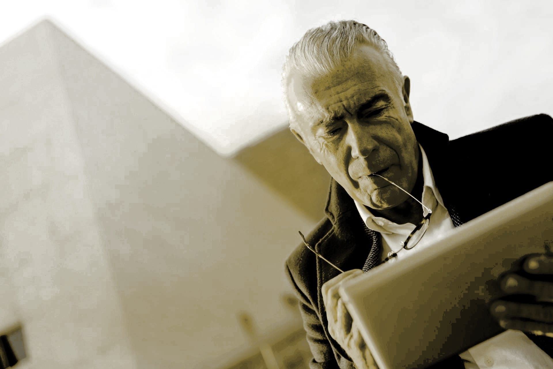 EWIV Geschäftsmodell: Legale Unternehmensform oder potenzielle Betrugsmasche? Symbolbild mit Fragezeichen