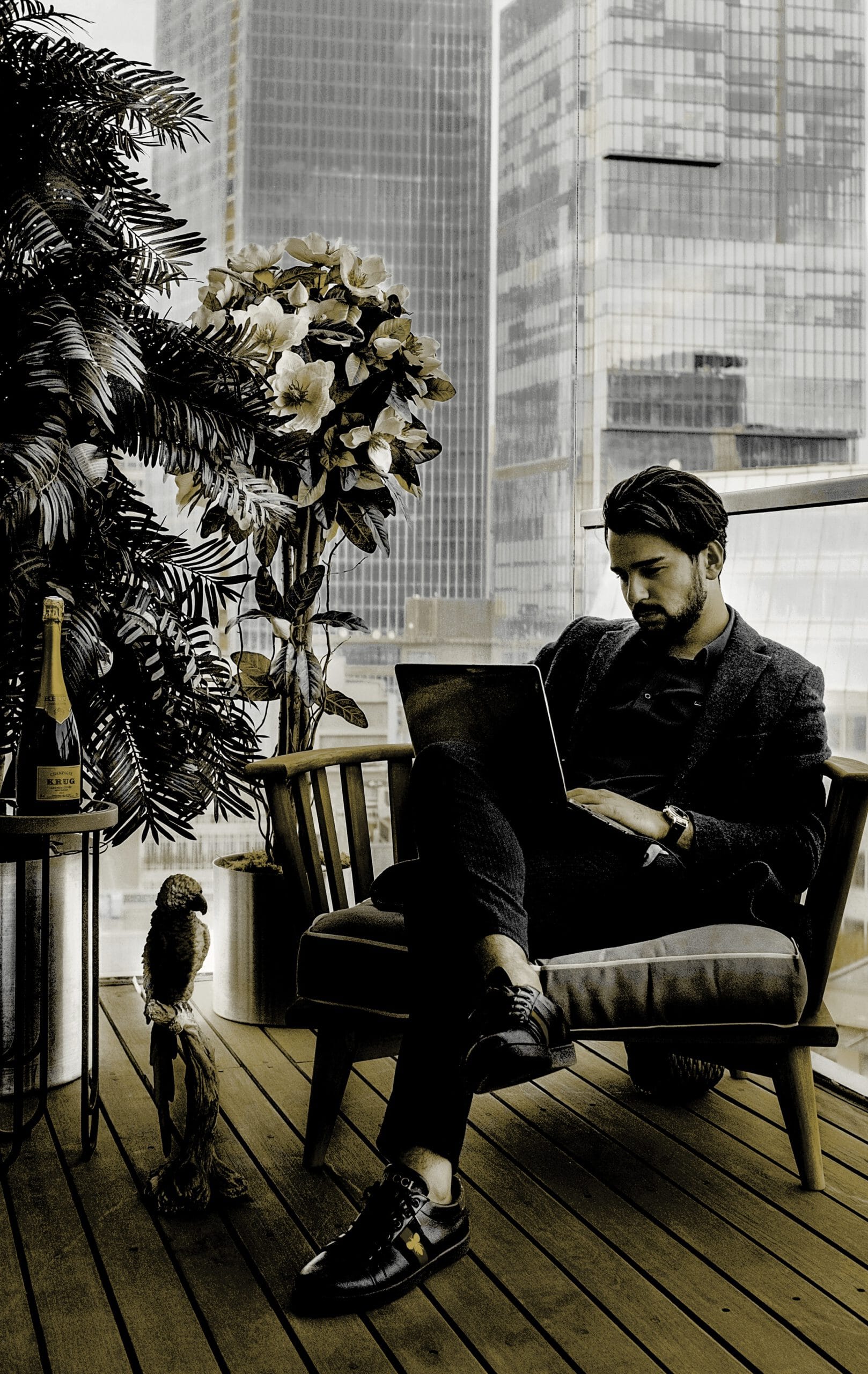 Ungarische Flagge und Geschäftsgebäude, symbolisieren Firmengründung und Steuervorteile in Ungarn