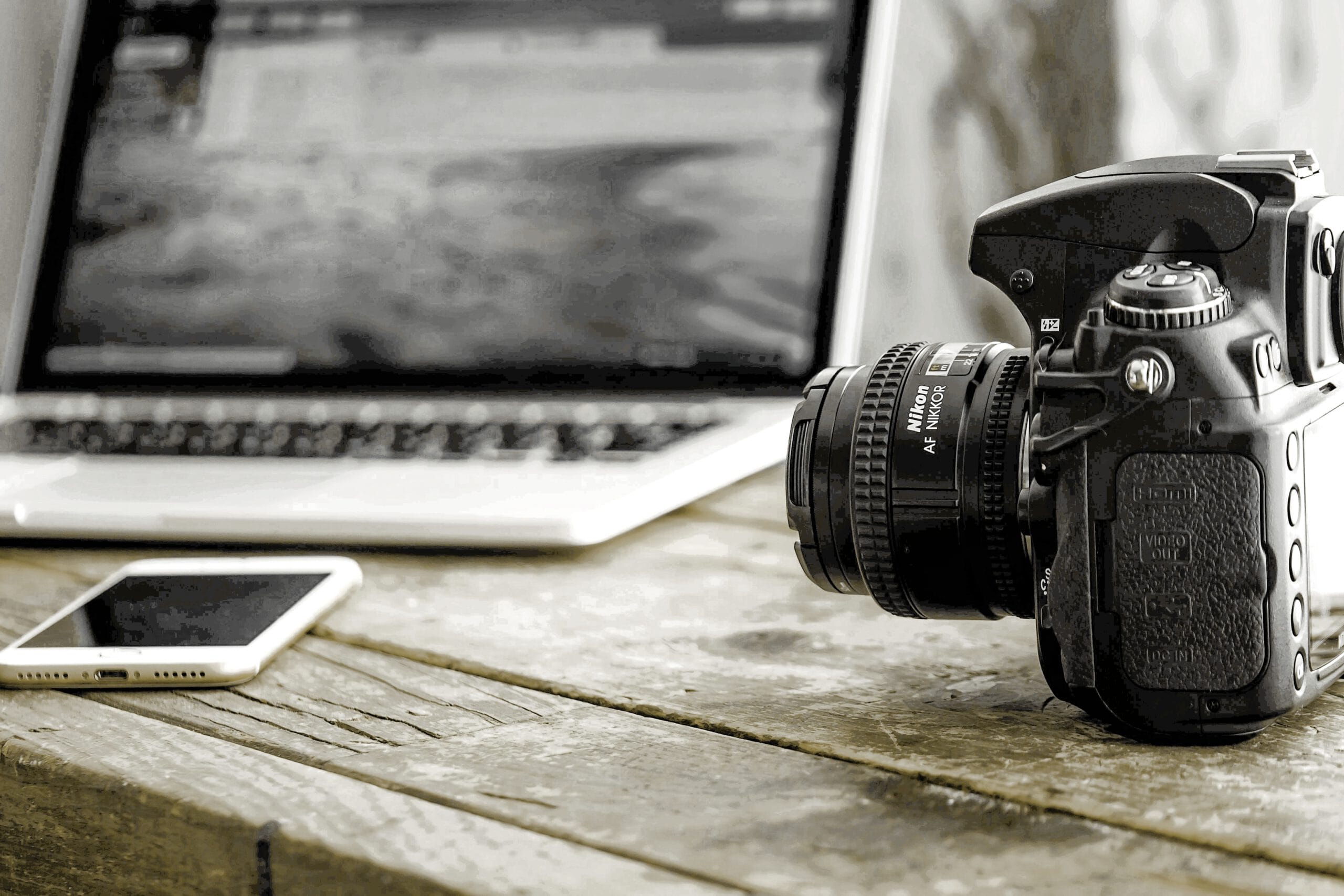 Justin Peter, Social Media und Filmprofi aus Hannover, vor der Kamera bei der Arbeit an einem Videoprojekt