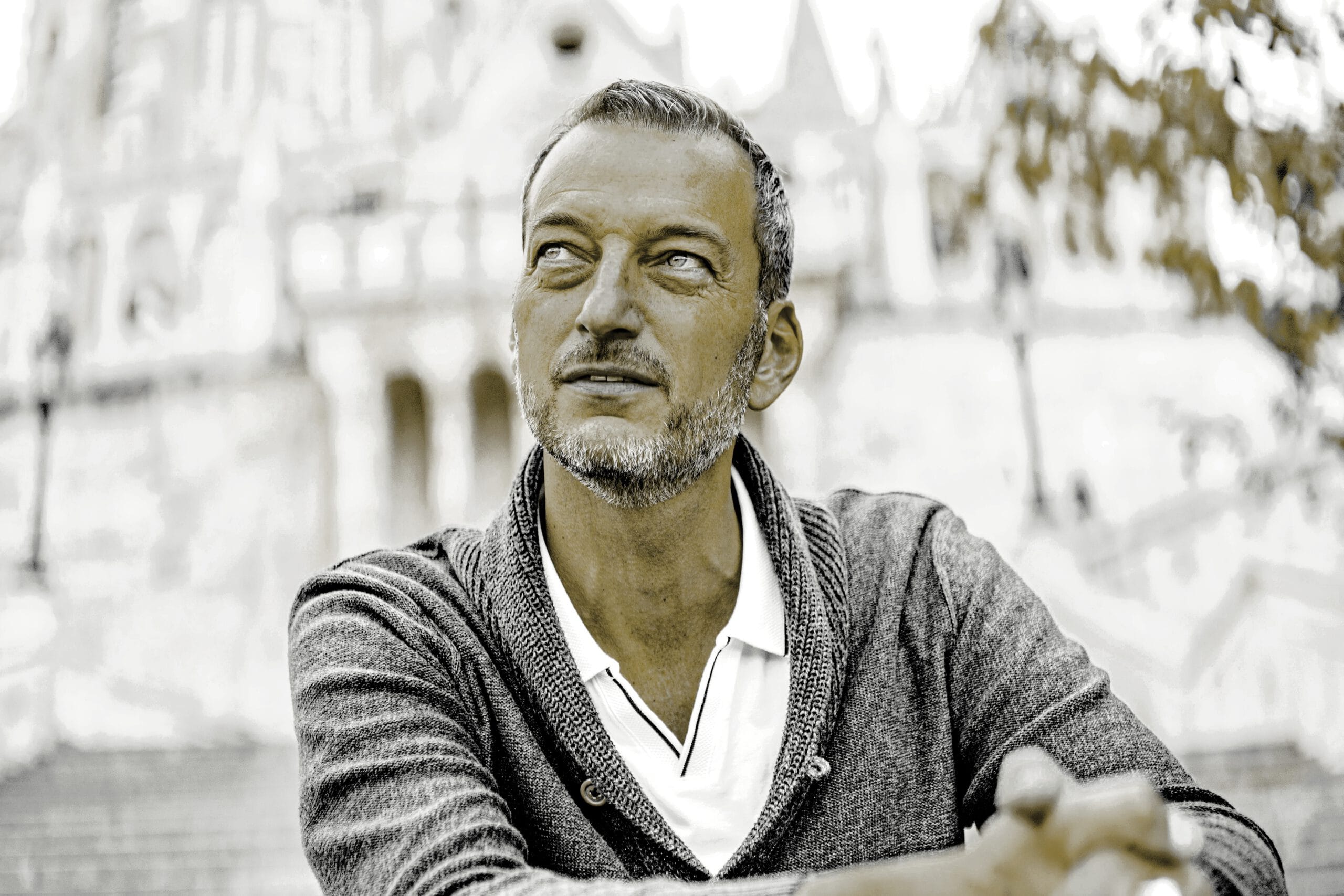 Norbert Peter erklärt seine Verwendung der Anrede 'Herr und Dame' als respektvolle und inklusive Alternative