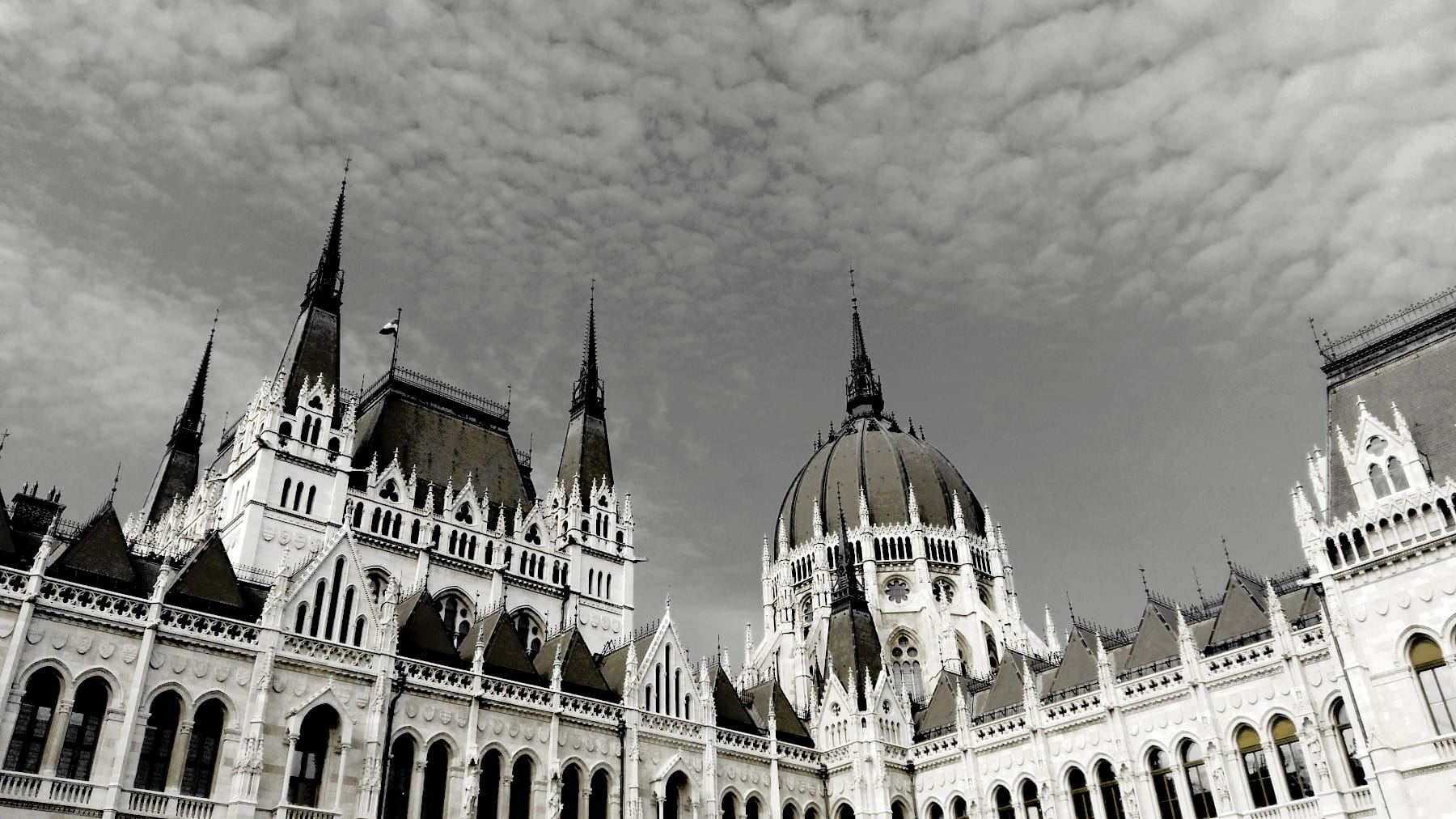 9% Körperschaftsteuer Ungarn 2024 - Imposantes Parlament Budapest mit Kuppel und gotischen Türmen