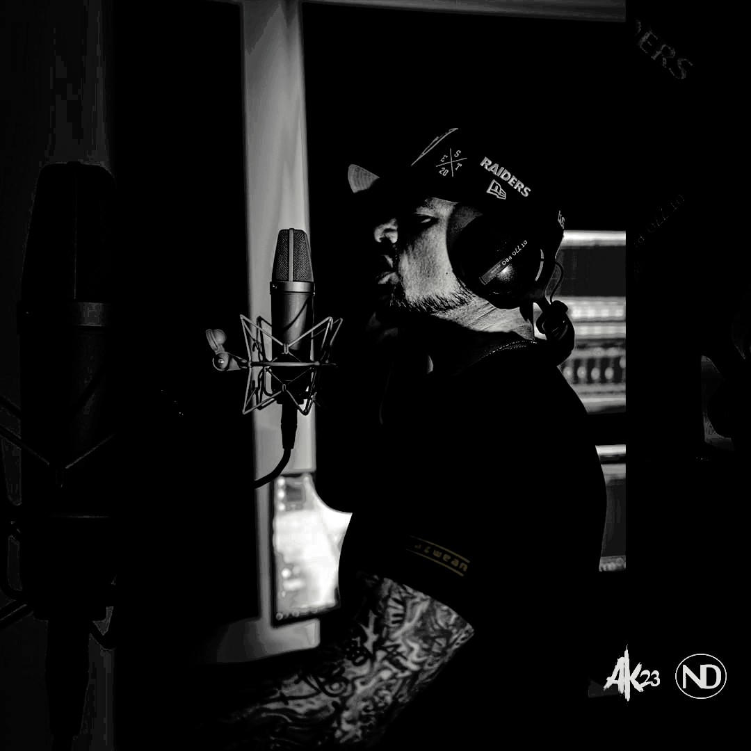AK23 Musikvideo Strukturiert Recording Session - Rapper im Studio mit Profi-Mikrofon und Raiders Cap