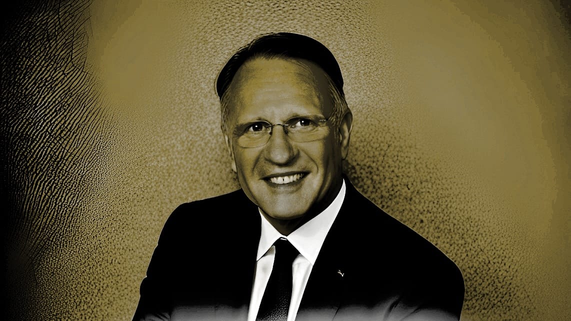 Andreas Thiede PKK Consulting optimiert Versicherungen - erfolgreicher Berater in Business-Anzug