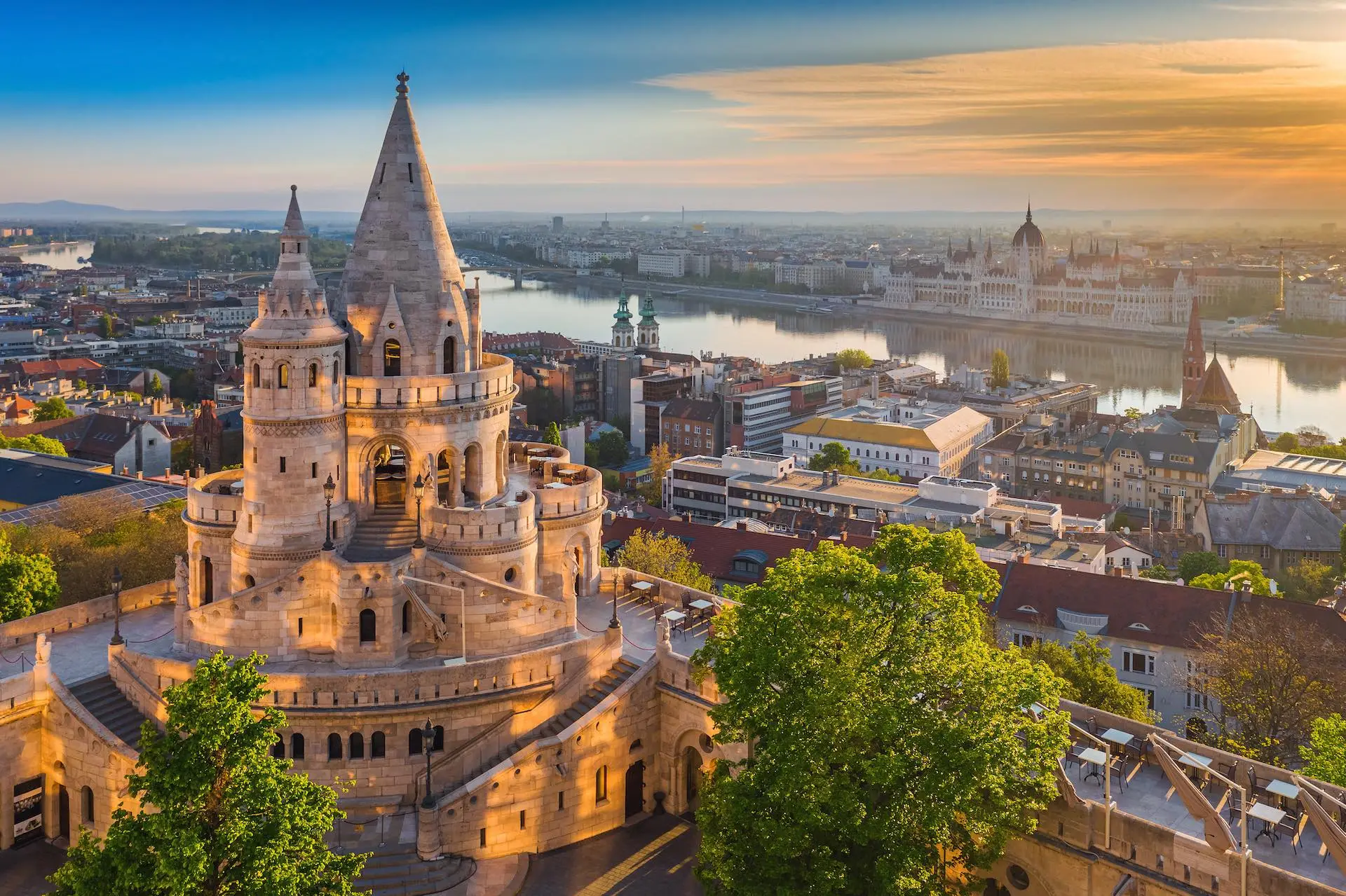 Auswandern nach Ungarn Budapest Fischerbastion Sonnenuntergang Stadtpanorama Donau Parlament Unternehmer