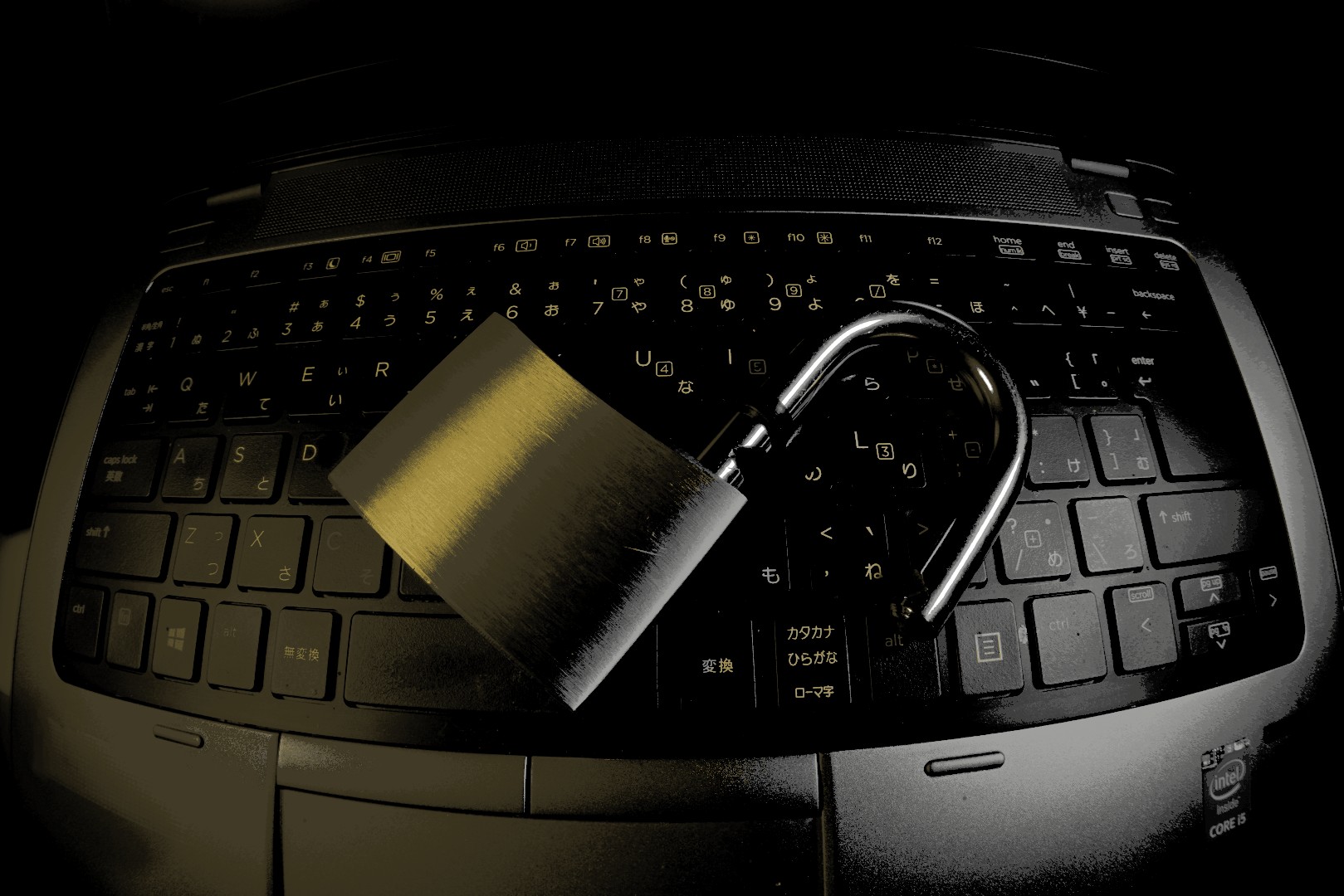 Barrierefreie Website Pflichten 2025: Goldenes Schloss auf Tastatur symbolisiert Website-Sicherheit