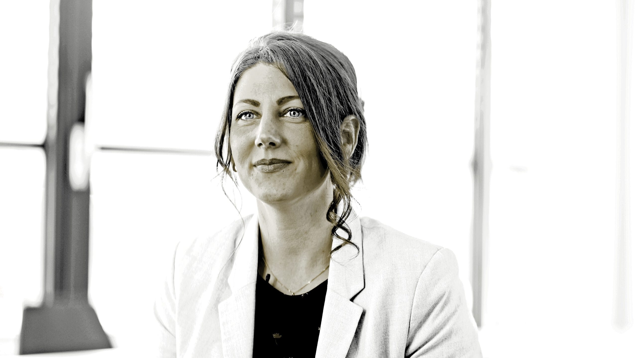 Bianca Teigwasser aloga Expertin professionelle Finanzberaterin weißer Blazer Business Portrait