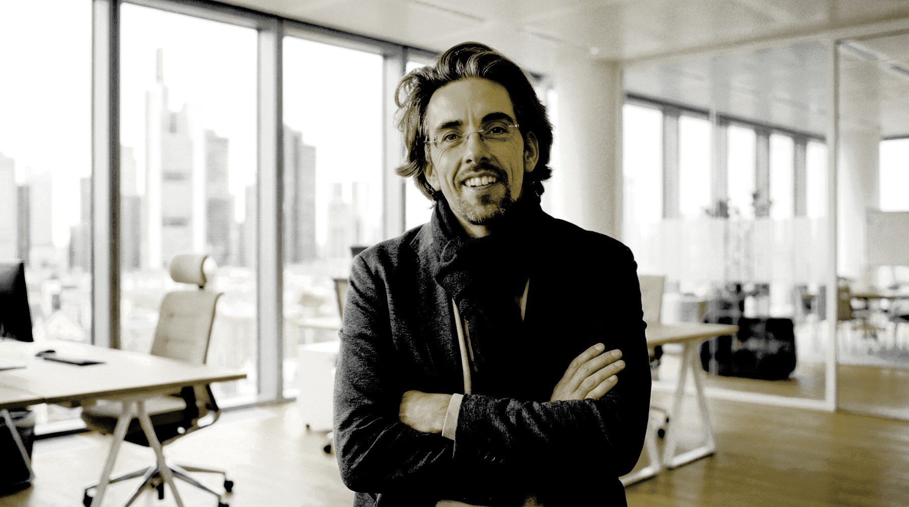 Christian Mondrowski IMODIS professioneller Partner Immobilien Finanzierung lächelnd Business Anzug Büro