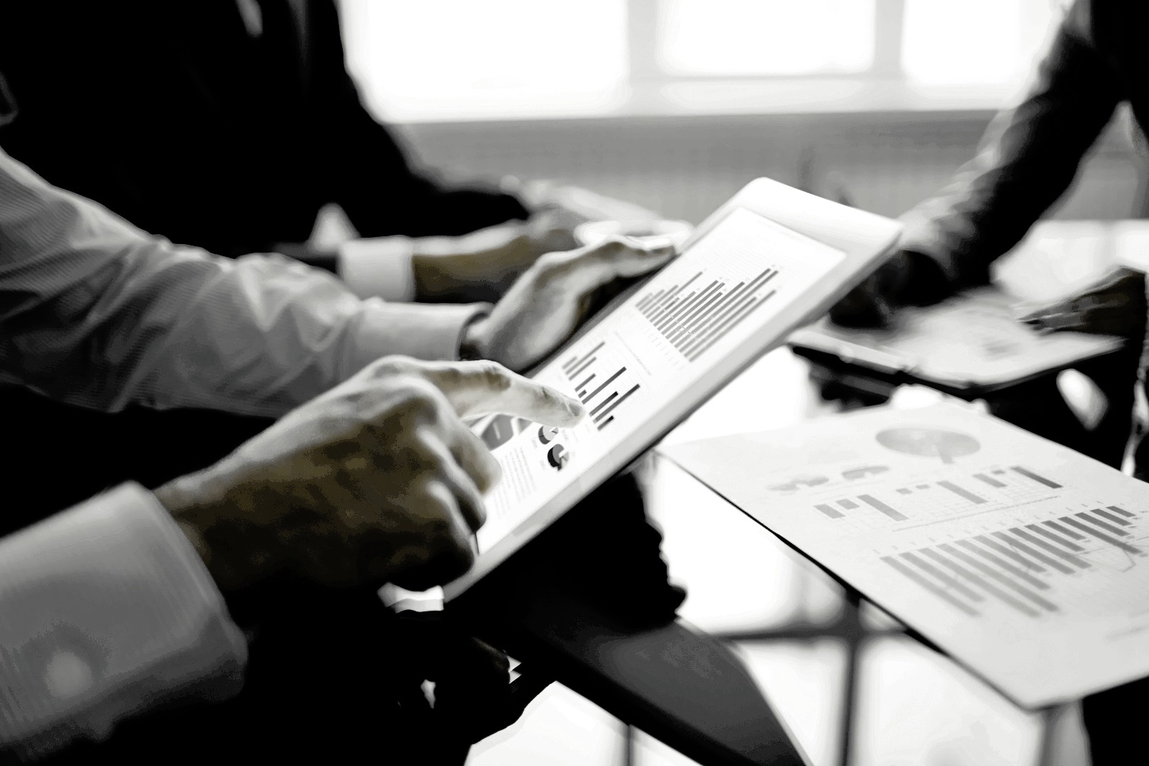 Company Core Verfahren Business Meeting mit Dokumenten und Datenanalysen für professionelle Coach Ausbildung