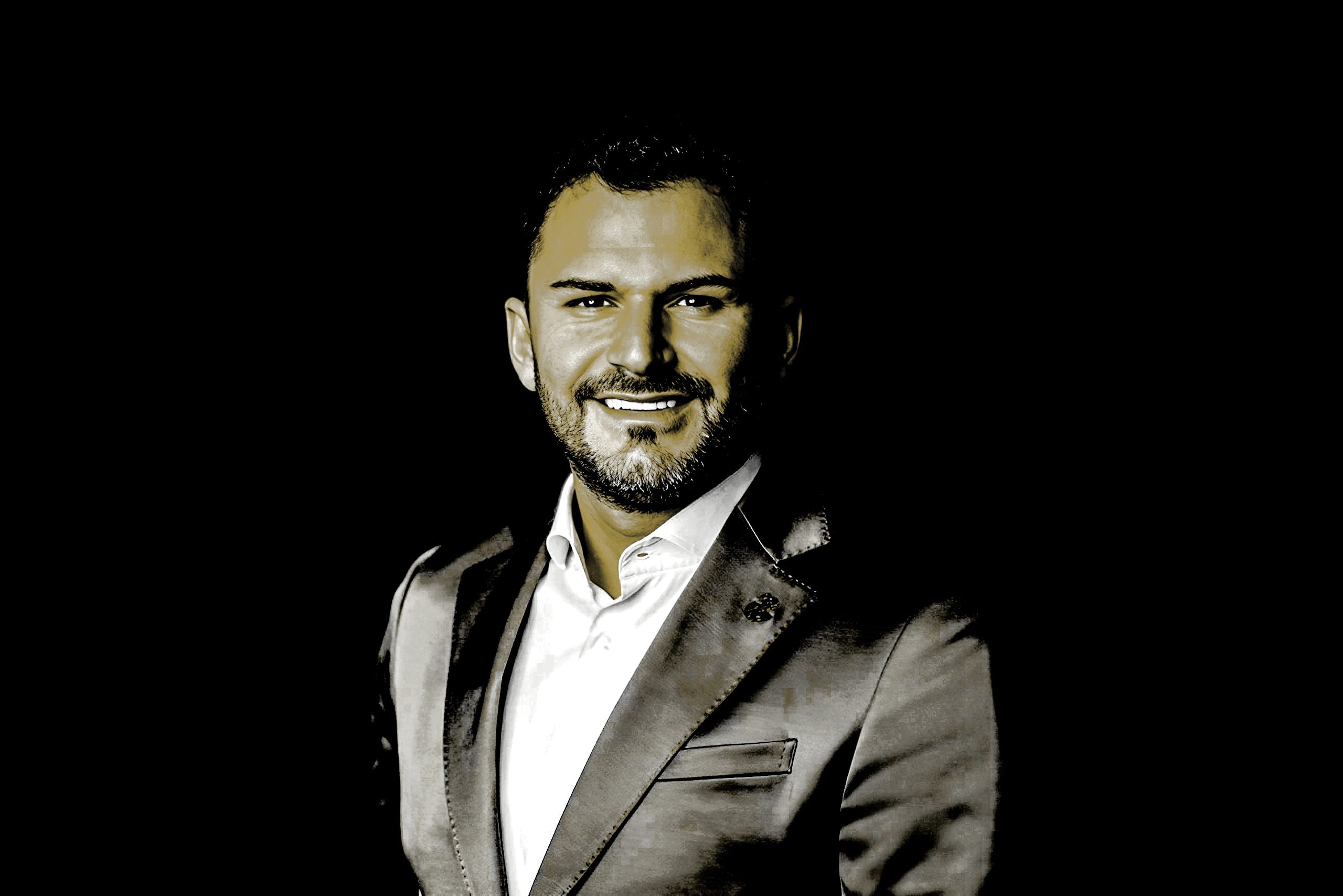 Krypto-Visionär Darko Petrovic Bitcoin-Zukunft Experte im schwarzen Business-Anzug vor dunklem Hintergrund