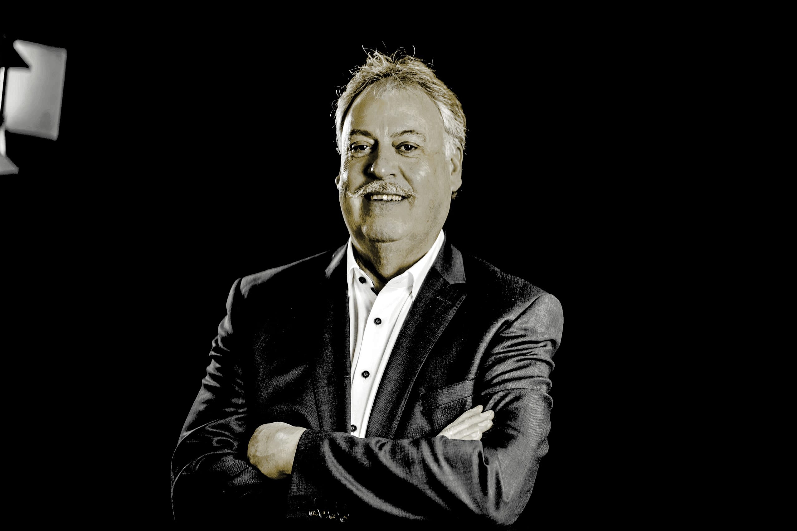 Dietmar Scheffel internationaler Datenanalyst Portrait Dietmar Scheffel internationaler Datenanalyst - der Boss im schwarzen Anzug zeigt Business-Power