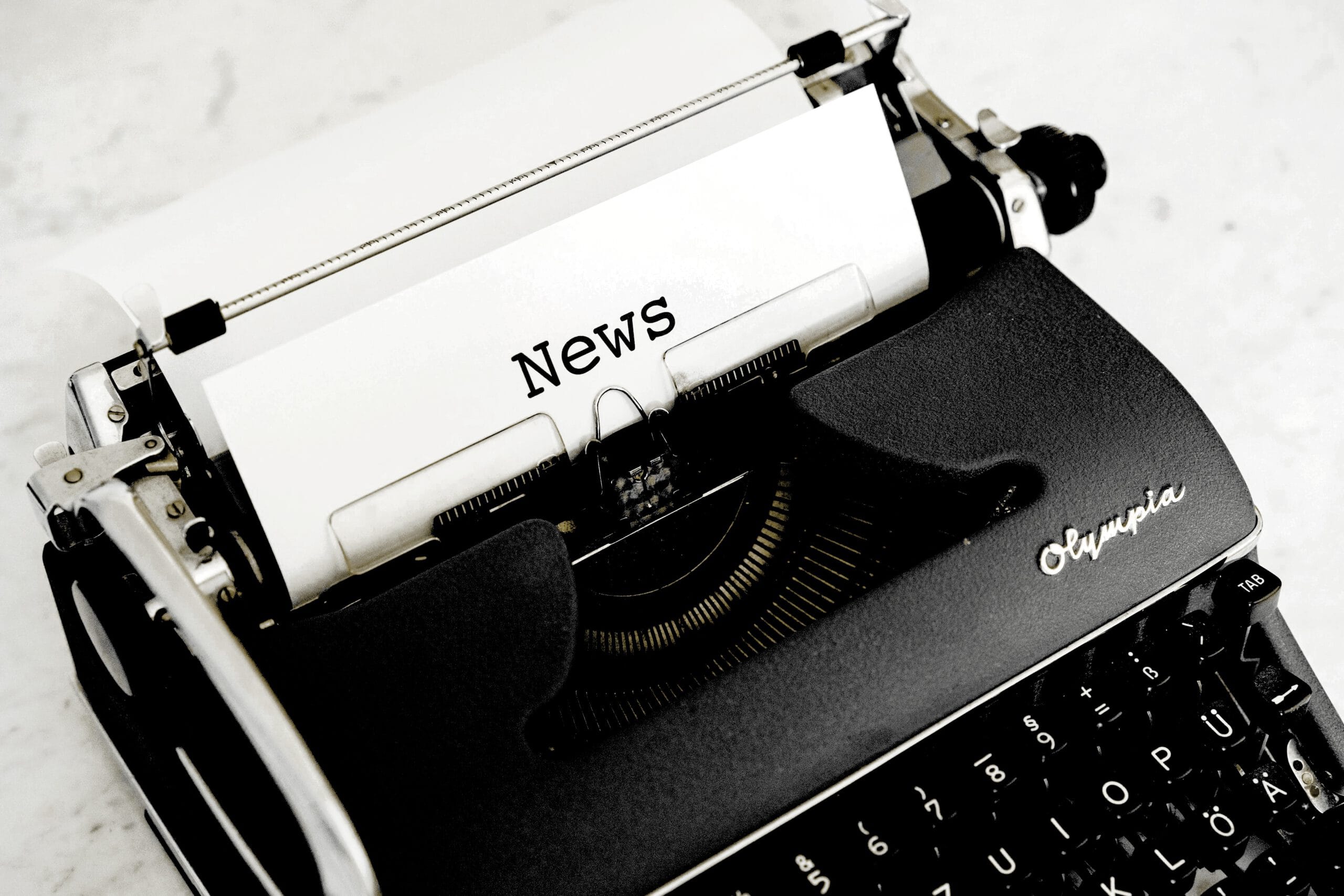 Digitale Werbung verstehen: Vintage Schreibmaschine mit News-Papier zeigt krassen Wandel im Online-Marketing