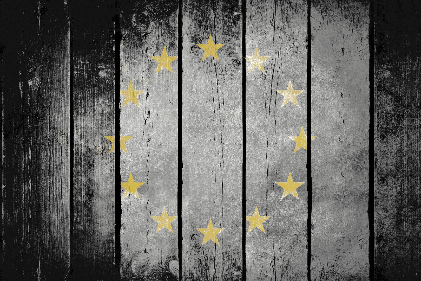 Diversifizierung 2026 DACH-Anleger: EU-Sterne auf verwittertem Holz zeigen Investment-Risiken