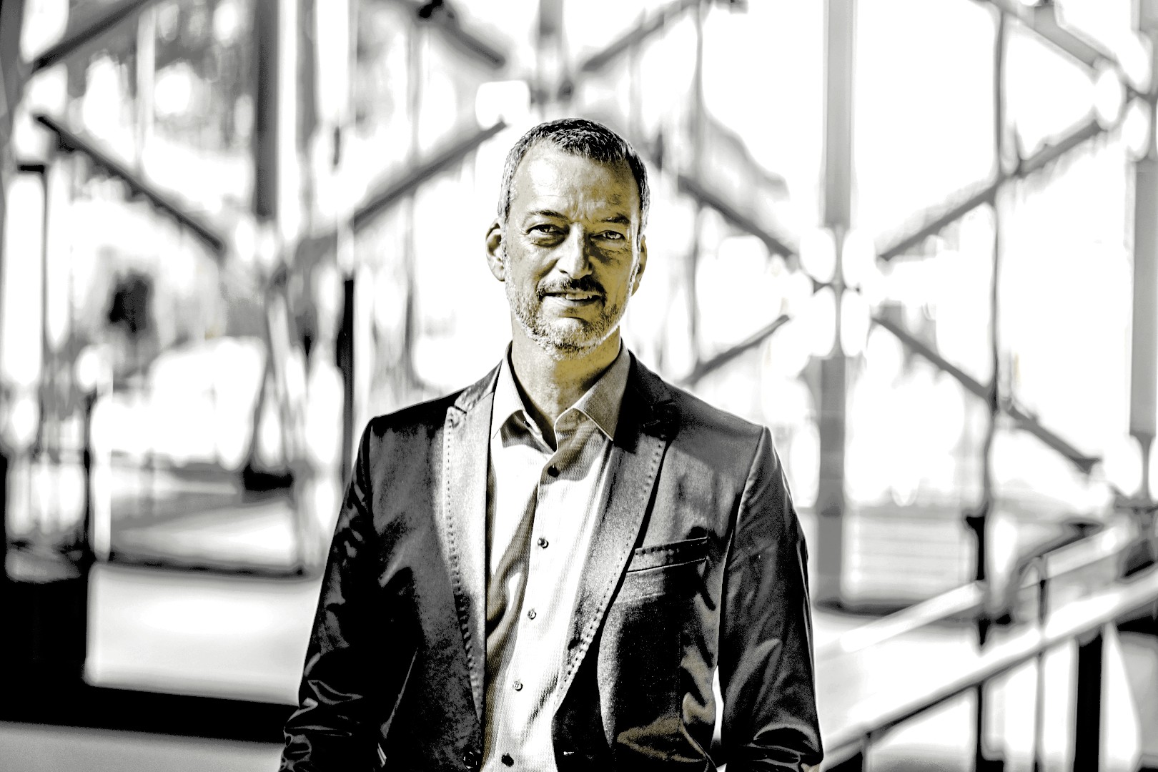 Diversifizierung von Geldern Norbert Peter Finanzexperte im Business-Look vor modernem Gebäude
