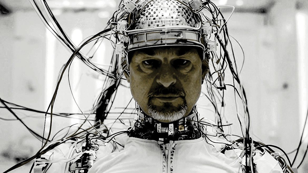 DOGMA Kinofilm zeigt verkabelten Mann mit technischen Implantaten - wer entscheidet über Menschlichkeit?