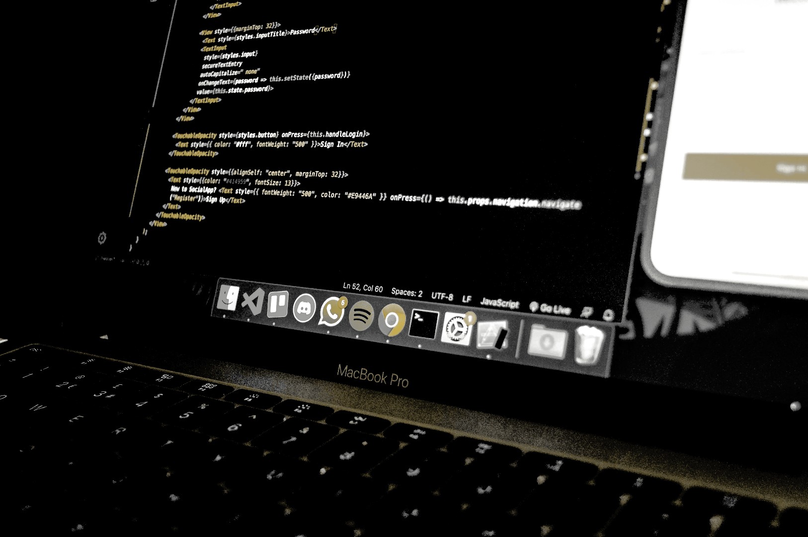 Eduard Peters Quecco KI Automation 2026 - MacBook Pro mit Code für digitale Unternehmenstransformation