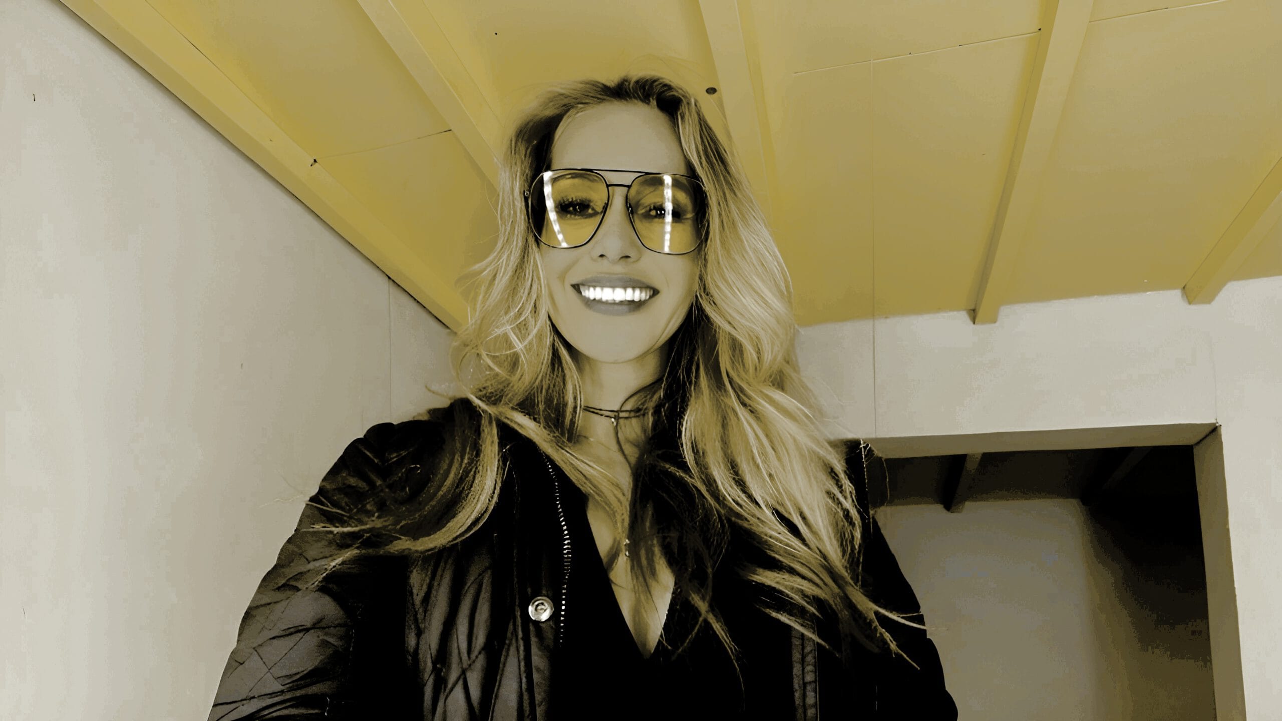Elena Nozons inspirierender Weg Hannover Selbstständigkeit - erfolgreiche junge Unternehmerin Sonnenbrille