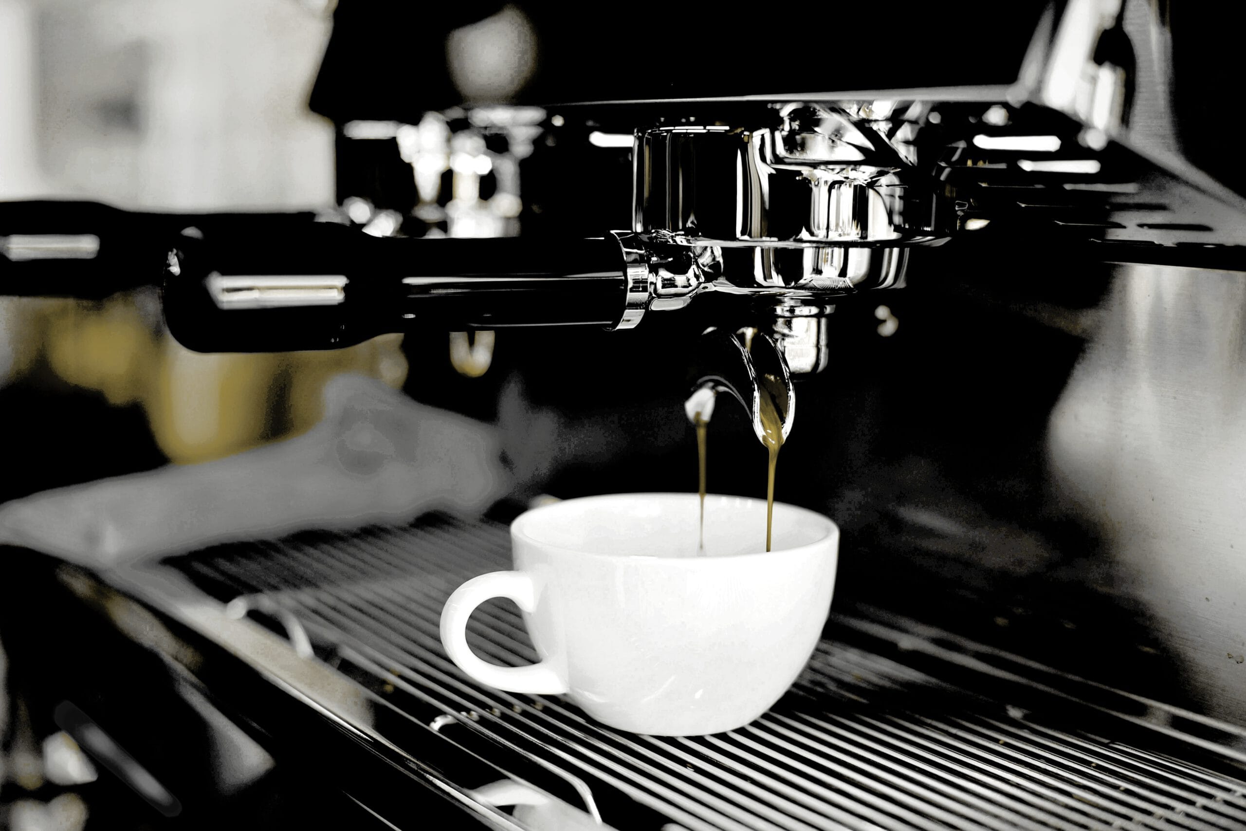 Erstklassiger Kaffee Doppio Café Hannover Espressomaschine Erstklassiger Kaffee Doppio Café Hannover - Profi-Espressomaschine zapft perfekten Kaffee in weiße Tasse