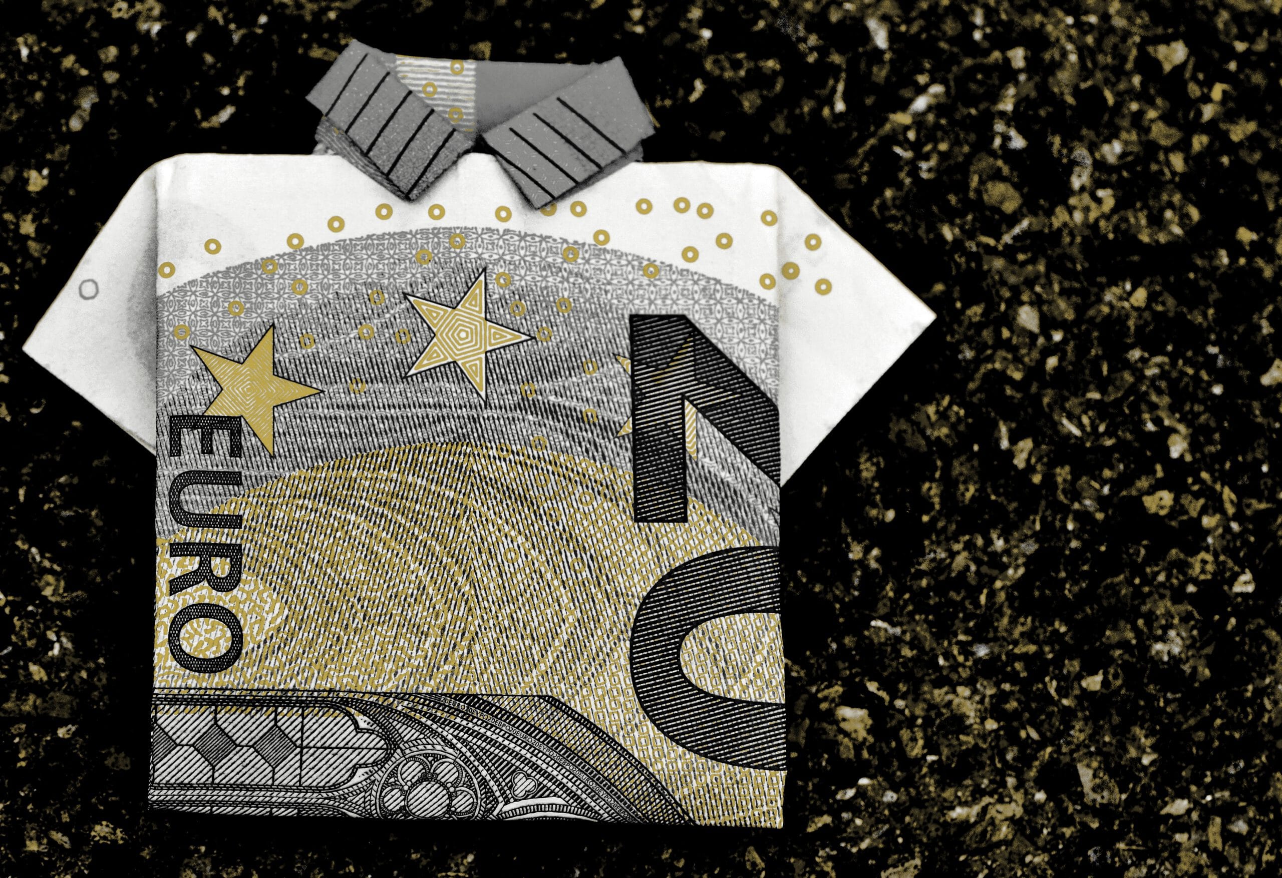 EWIV-Gründung leicht gemacht: PERITUM-Experten - 5-Euro-Schein gefaltet als Hemd symbolisiert EU-Business