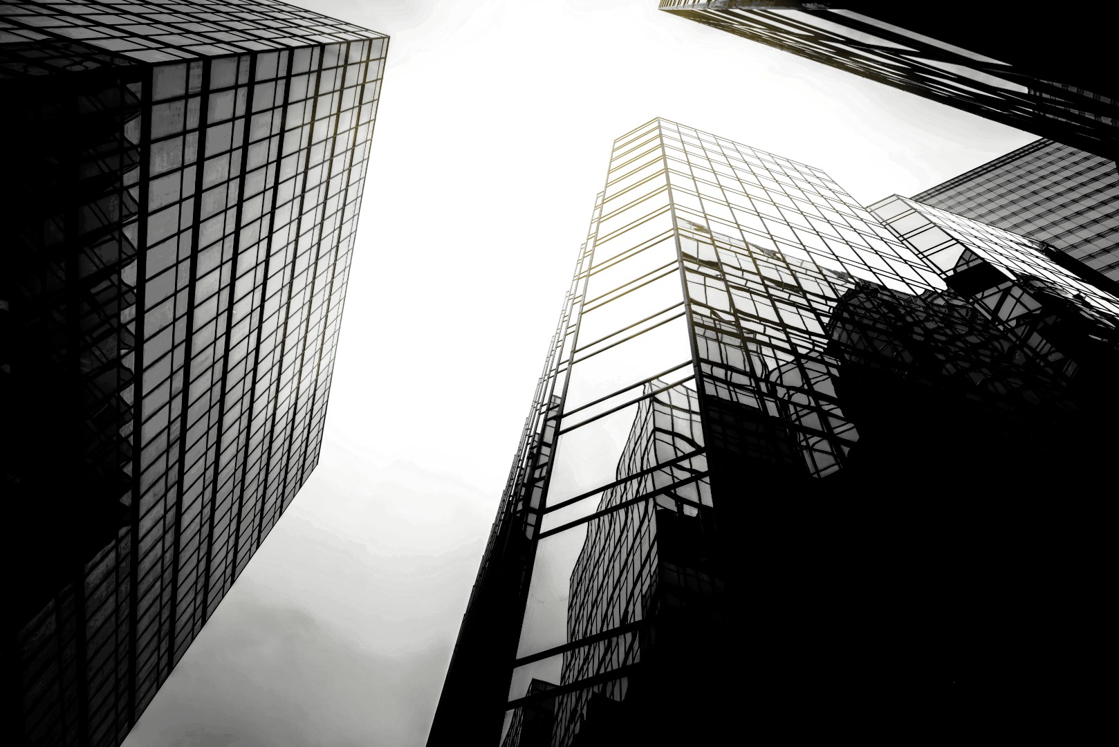 EWIV als interne Hausbank: Moderne Hochhaus-Architektur EWIV Liquiditätsmanagement: Imposante Hochhäuser symbolisieren starken Unternehmensverbund als Hausbank