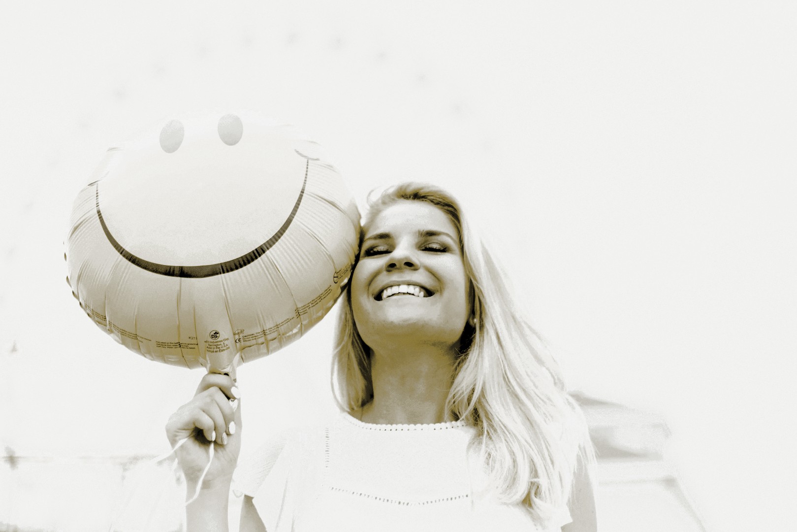 EWIV Vermögenssicherung Europa: Erfolgreiche blonde Gründerin feiert mit Smiley-Ballon ihren Business-Erfolg