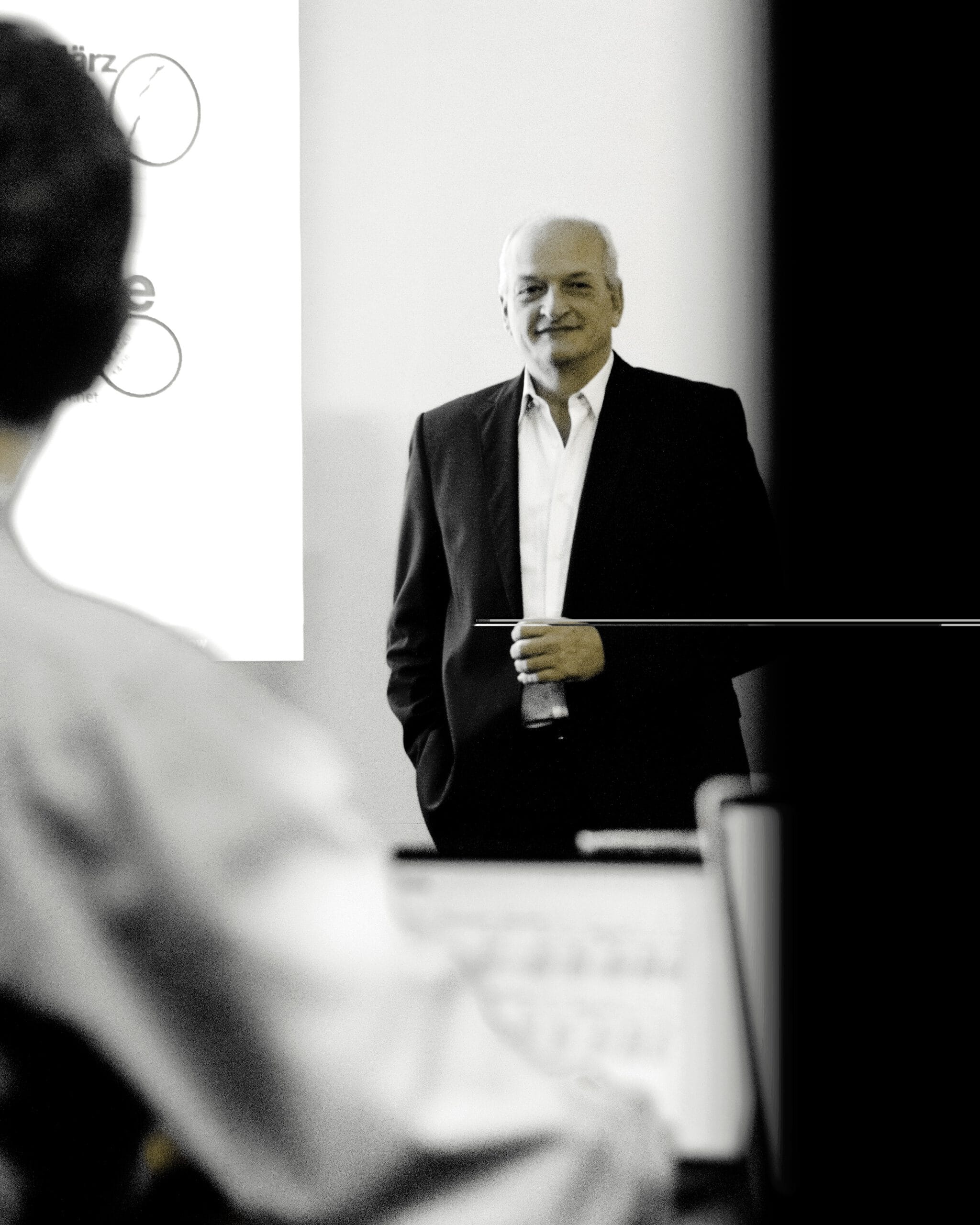 Von Finanzexperte zu Aufklärer: Geschäftsmann in Anzug zeigt den Weg zu finanzieller Eigenverantwortung