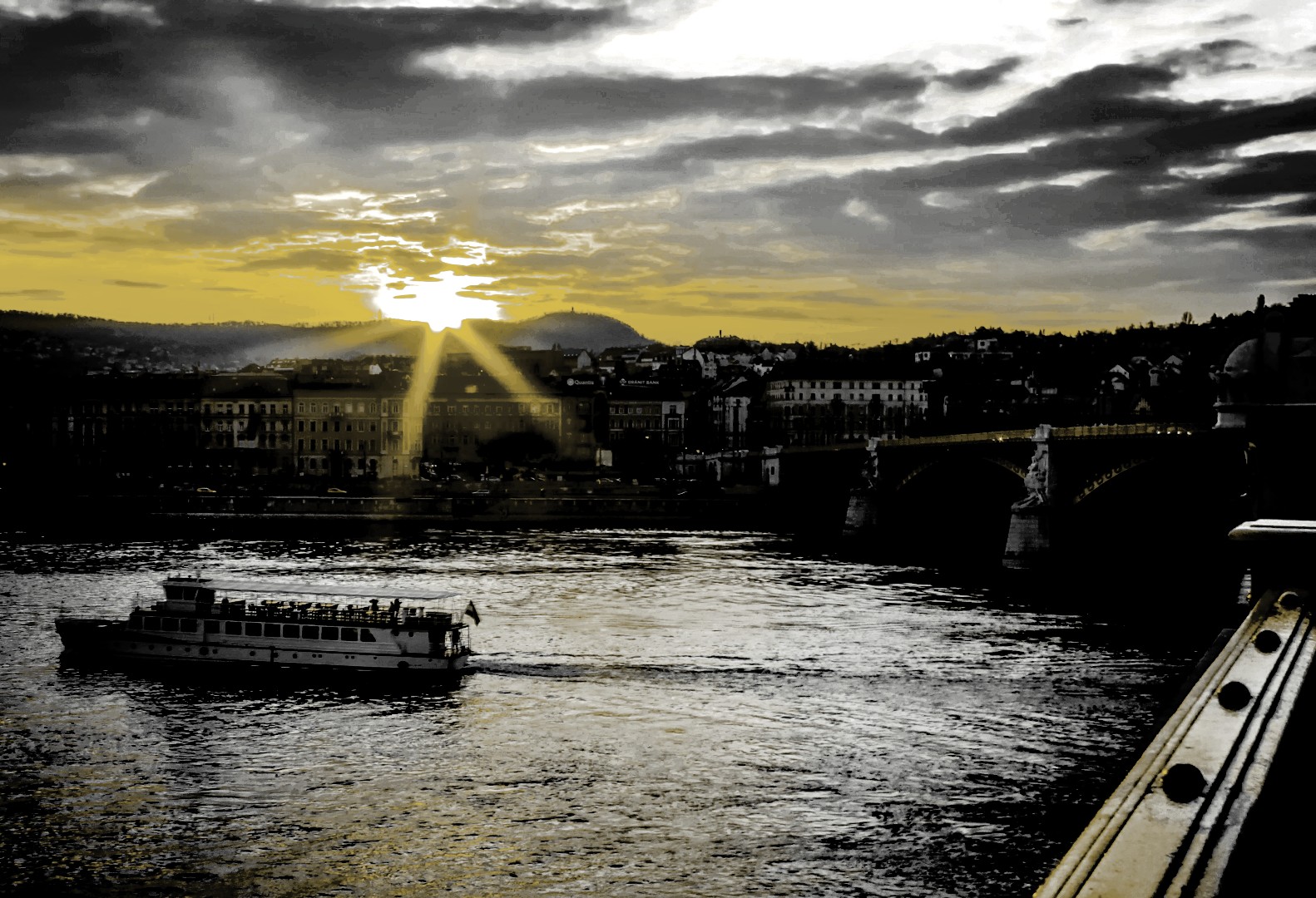 Firma in Ungarn gründen: Budapest Donau-Skyline bei Sonnenuntergang - perfekte Business-Location