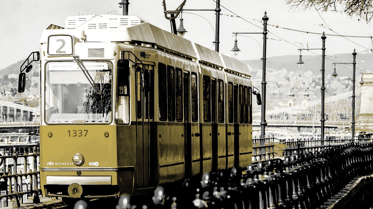 Firmengründung Ungarn: Historische Straßenbahn in Budapest zeigt den Weg zum Business-Erfolg
