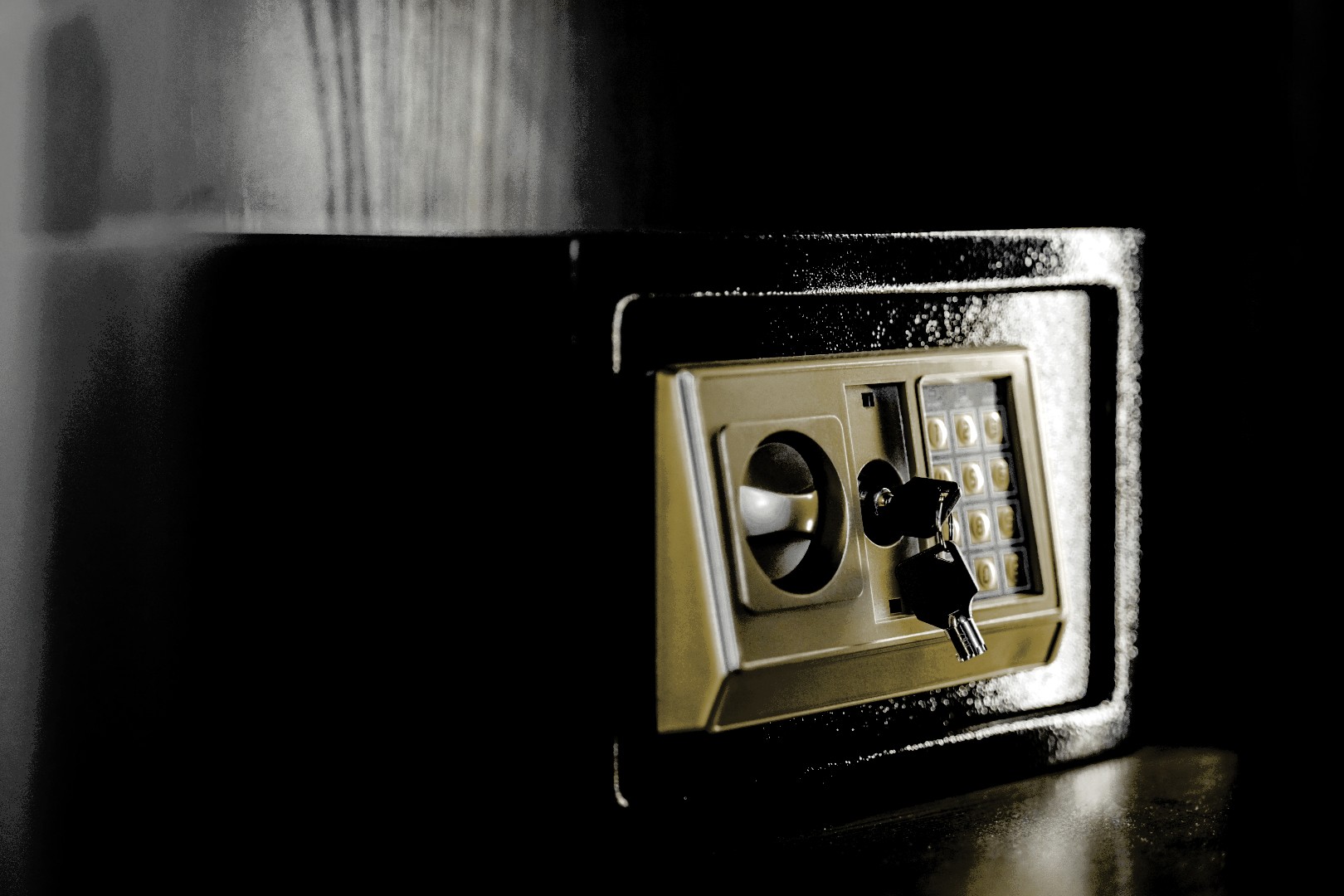 Geld im Ausland sichern: Offener Tresor mit digitalem Keypad für legale Vermögensstrategien