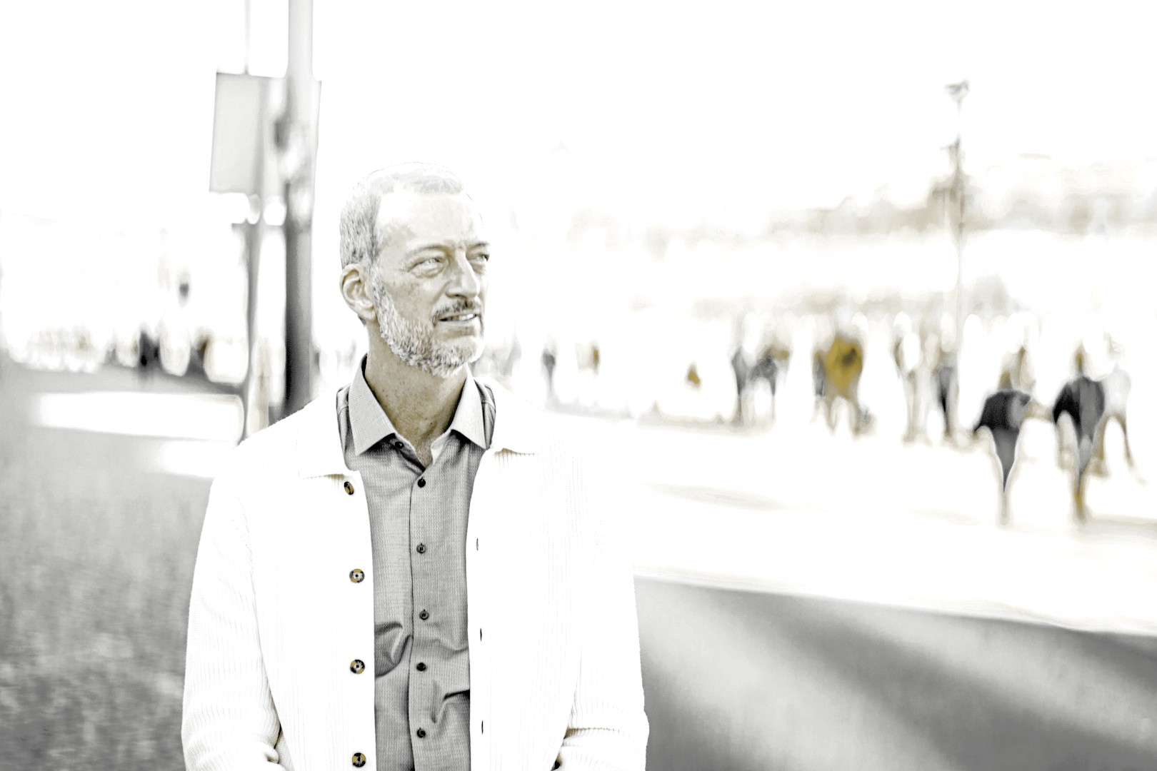 Generation X vs junge Generation Selbstständigkeit Erziehung - selbstsicherer Mann verkörpert Eigenverantwortung