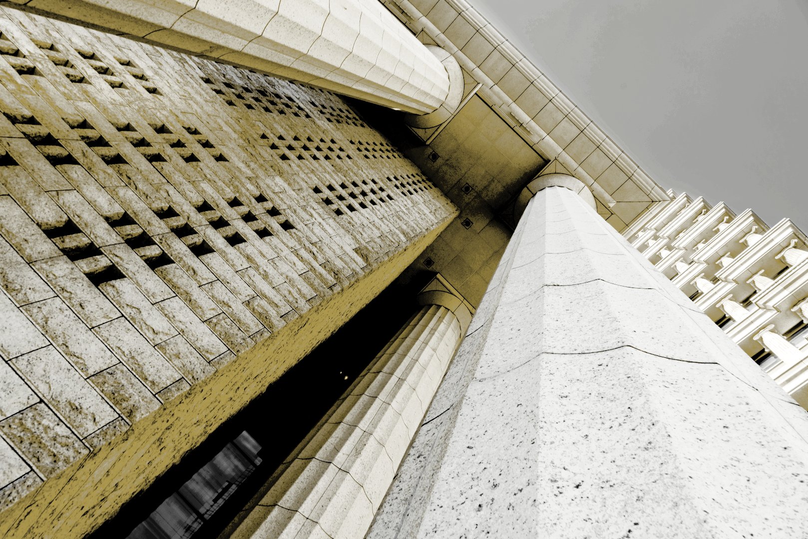 GmbH vs GmbH Co KG Unterschiede - imposante Bürotürme zeigen verschiedene Unternehmensstrukturen