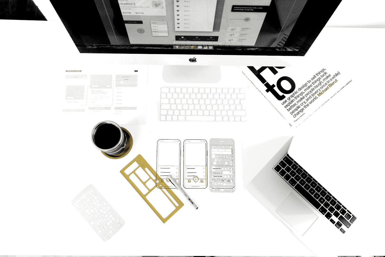 Grafiker Designer Hannover Arbeitsplatz mit MacBook, iPhone-Mockups und professionellen Design-Tools