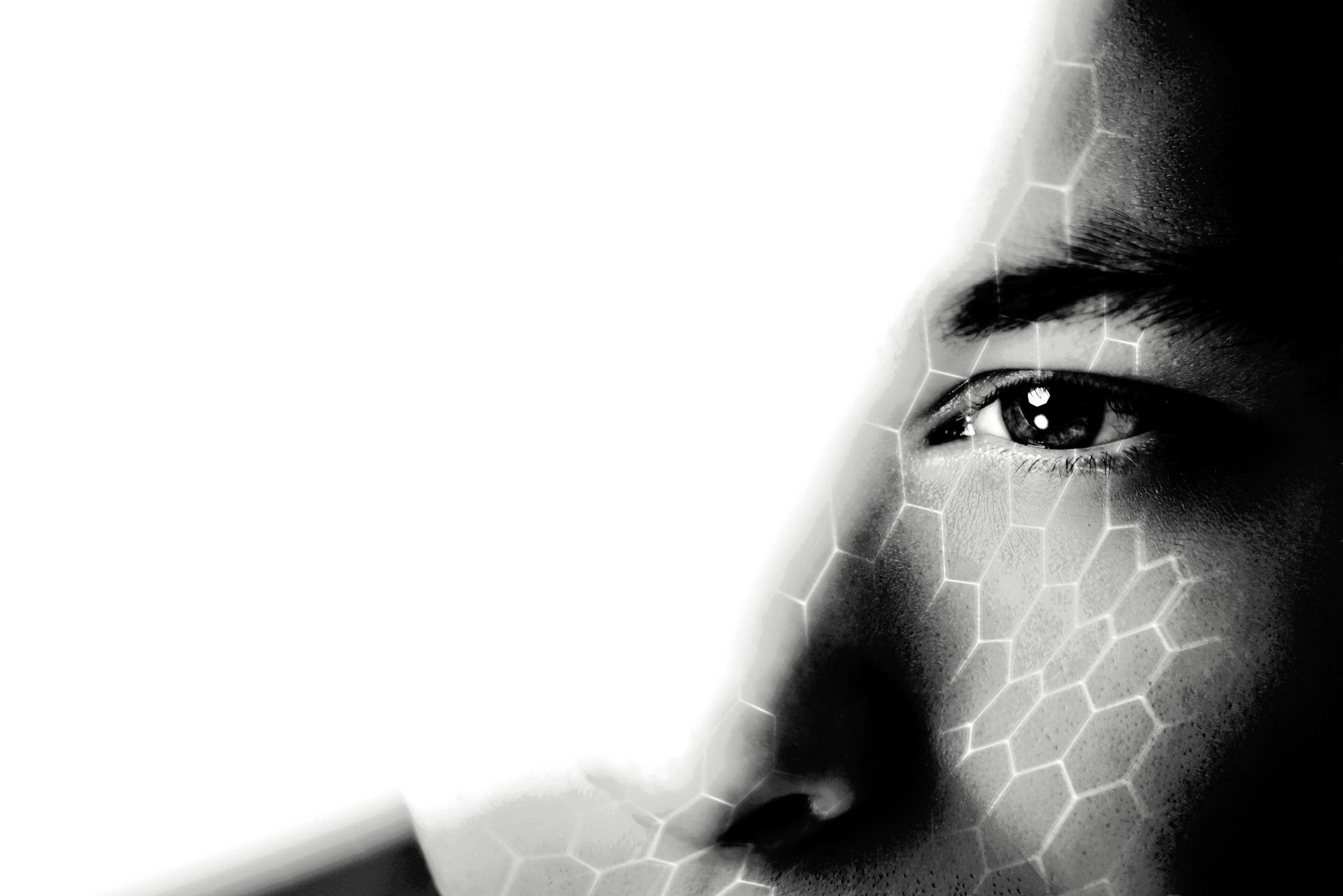 HIGGSFIELD Experte Justin Peter KI Video Generierung - futuristisches Gesicht mit digitalen Hexagon-Overlays