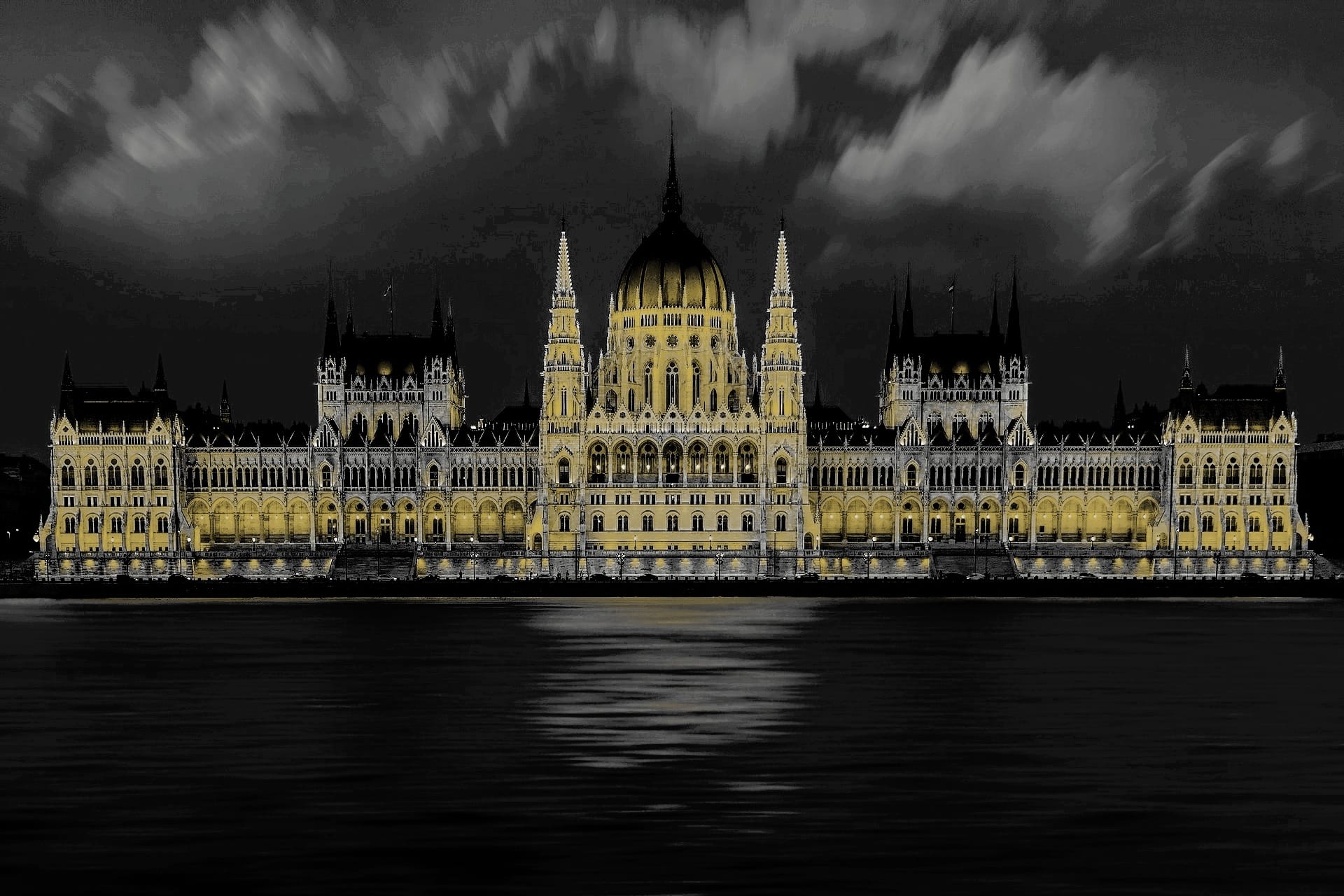 Holding-Strukturen Ungarn: Budapester Parlament bei Nacht - Symbol für Steuervorteile durch Gesellschaftsgründung