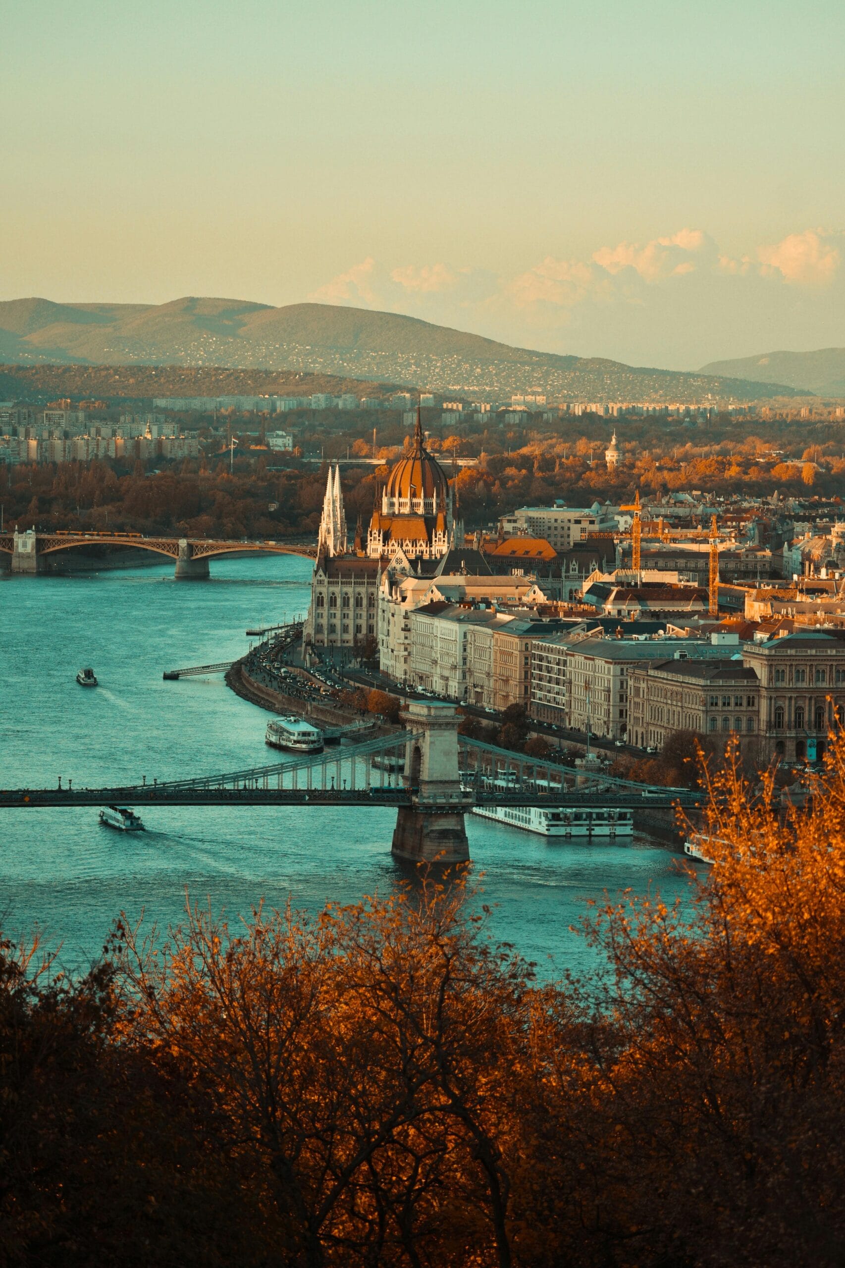 HUNCONSULT Ungarn Expansion: Budapest Parlament zeigt Business-Chancen mit niedrigen Steuern und Experten-Begleitung