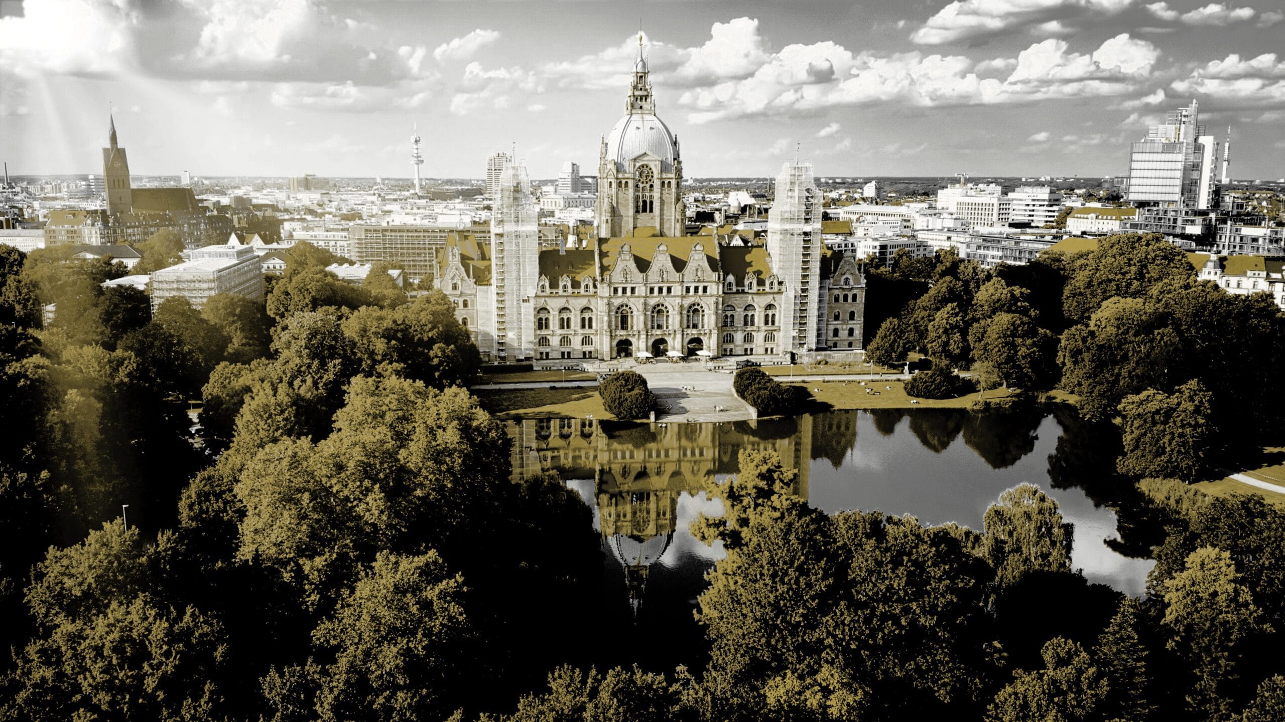 Immobilienexperte Christian Mondrowski Hannover: Neues Rathaus spiegelt sich im Maschteich - krasse Location