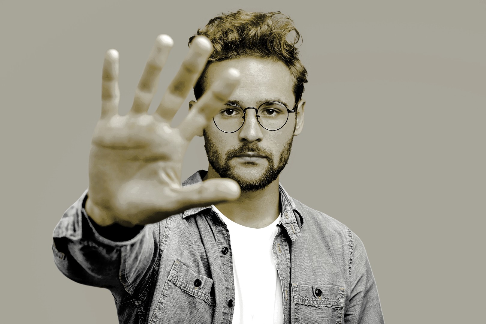 Inkasso stoppen junger Mann mit Brille wehrt sich mit Stop-Geste gegen unberechtigte Forderungen