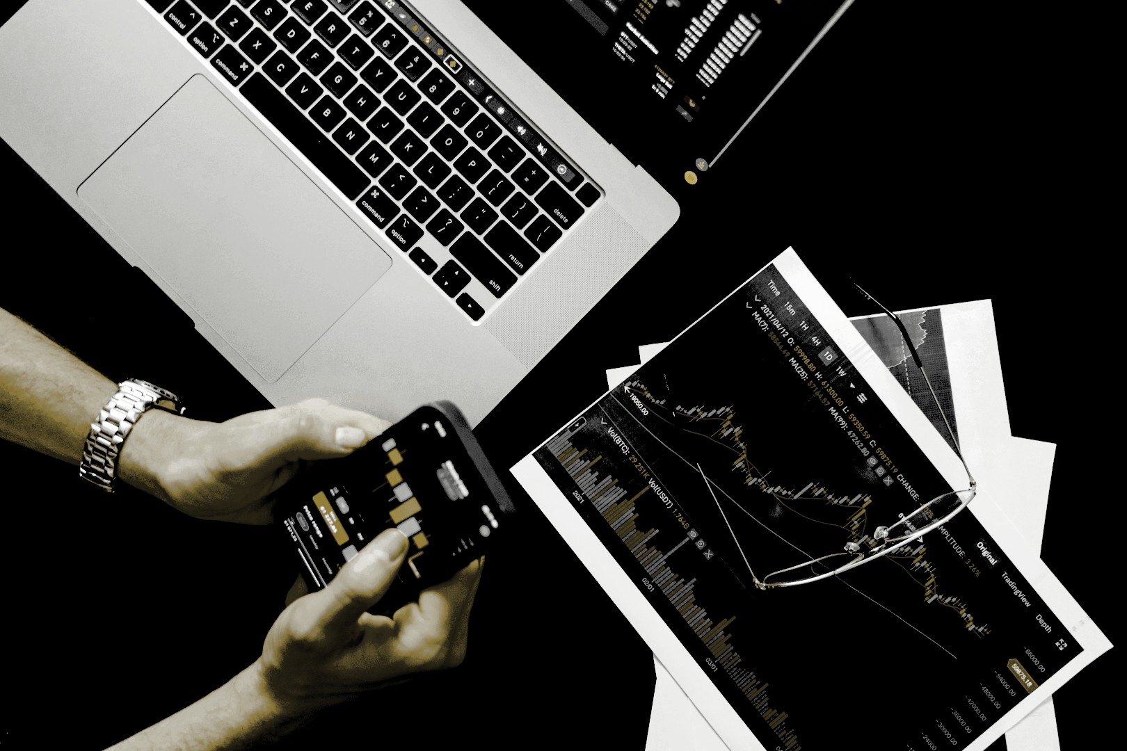 Inverse Zinsstrukturkurve Klumpenrisiko Charts Laptop Smartphone Brille Finanzmarkt-Analyse Warnsignale