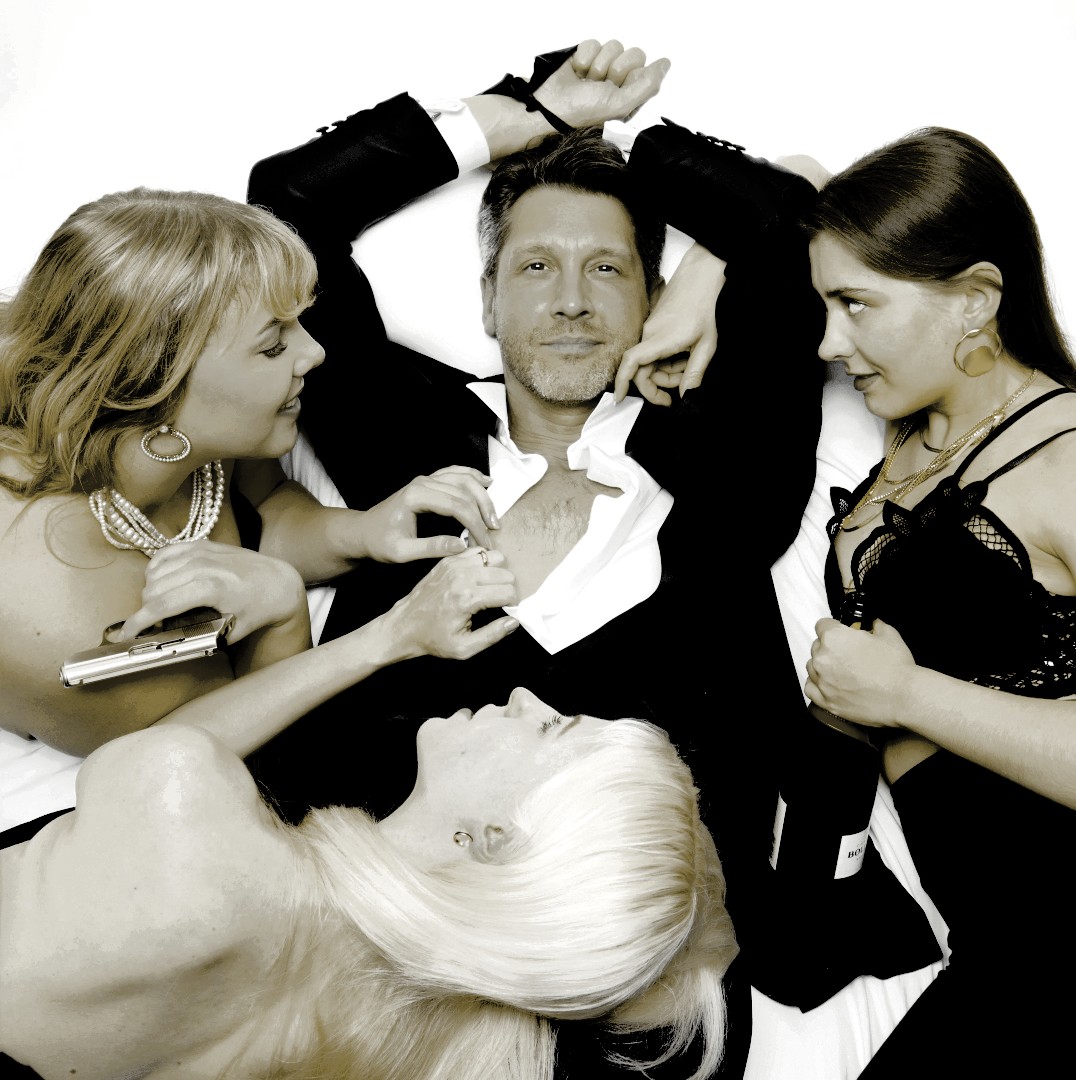 James Bond Event 2025 Braunschweig: Elegante Bond-Girls umringen Geheimagent in klassischer Casino-Szene