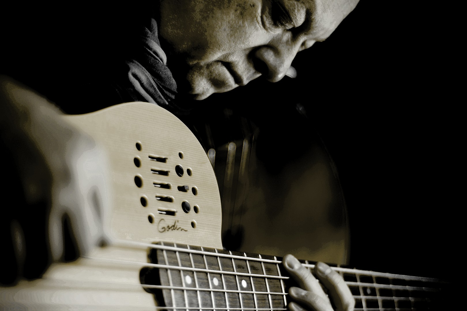 Jürgen Osterloh Musiker Goslar - Intensives Gitarrenspiel zeigt musikalische Leidenschaft des Pädagogen