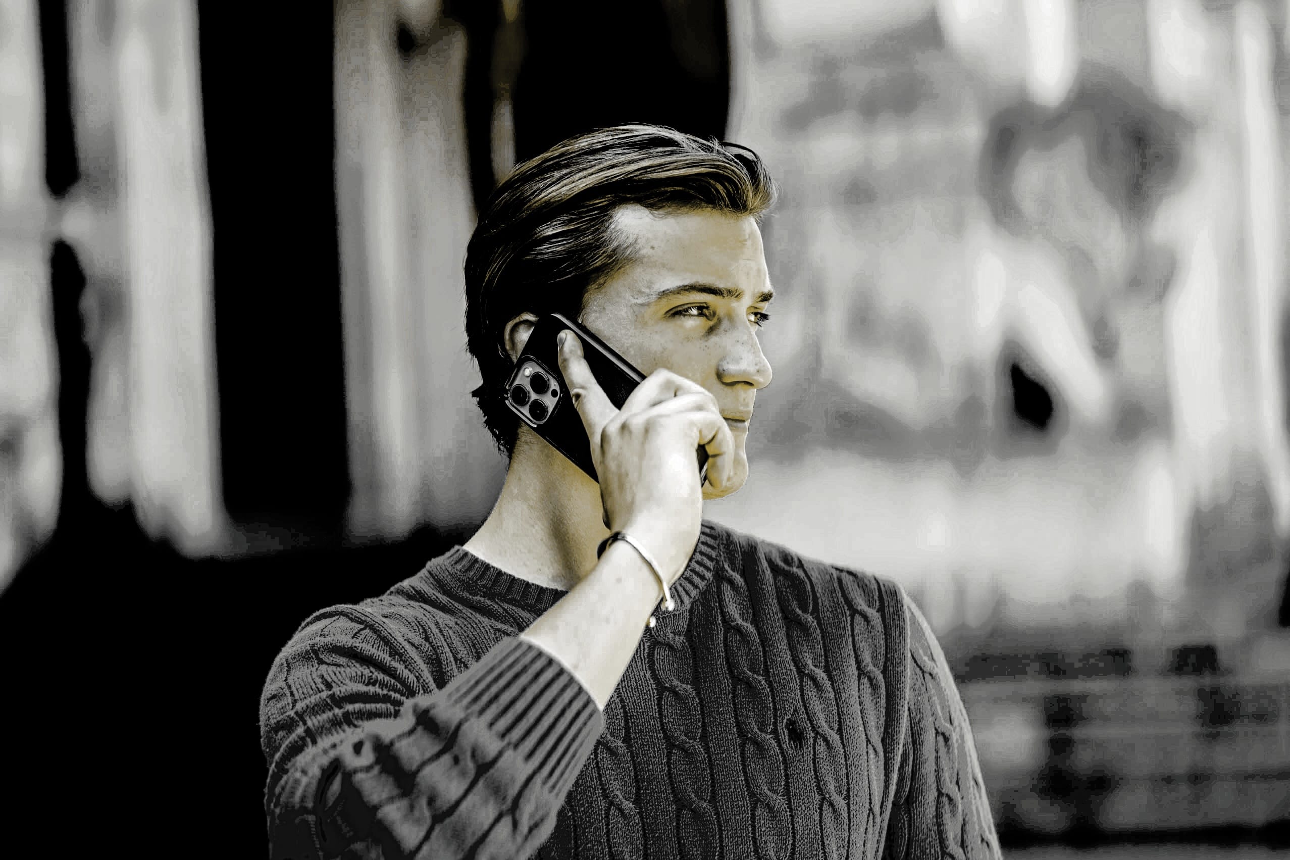Justin Peter Hannover Social Media Marketing Geheimtipp telefoniert professionell Business Call