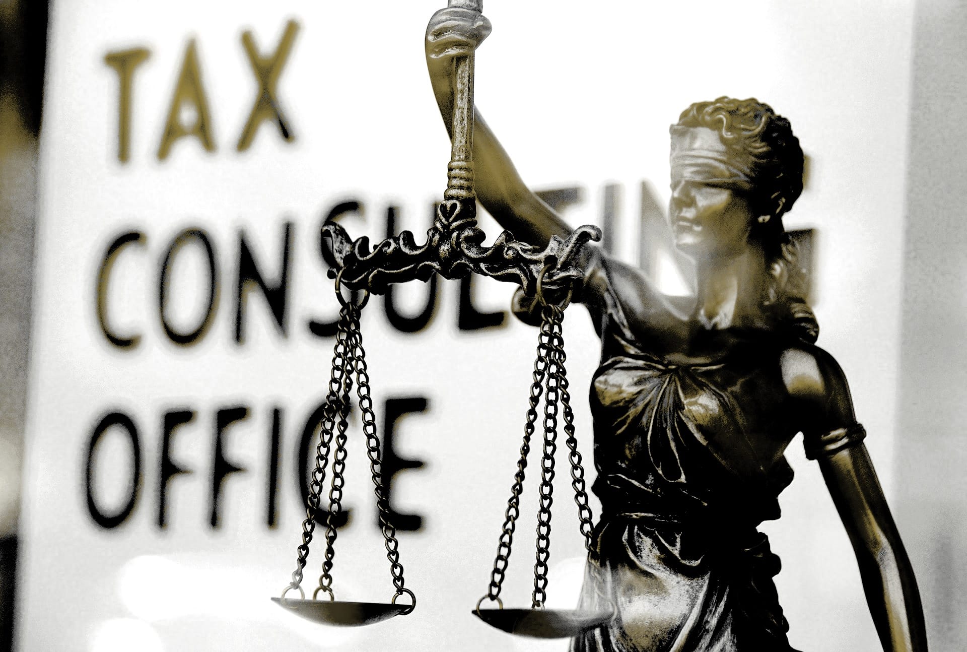 Kft gründen Steuer-Optimierung: Justitia-Waage vor Steuerberatung symbolisiert legale Steuertricks