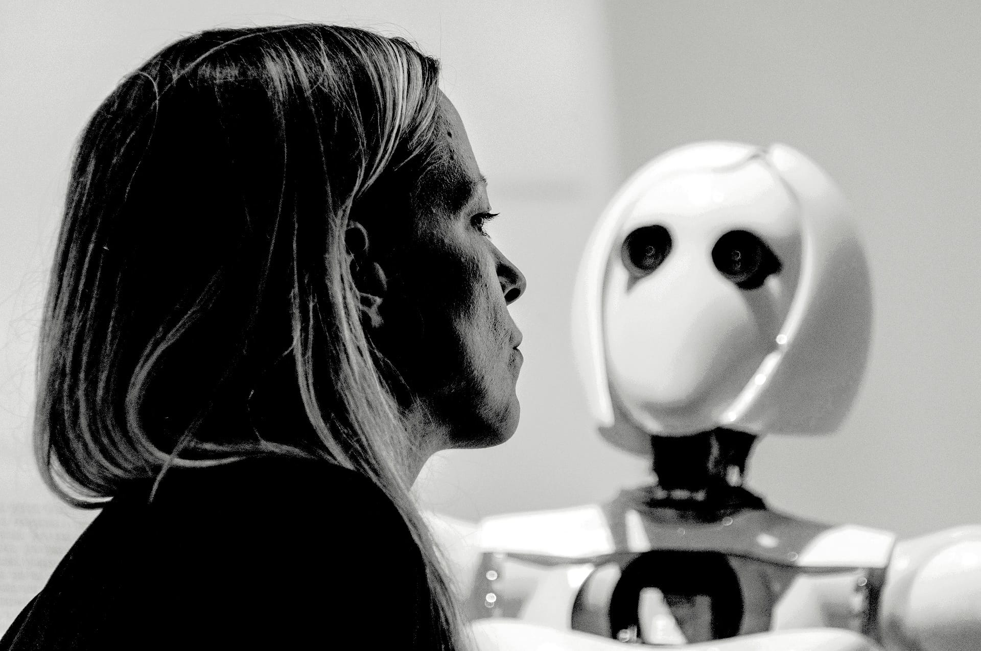 KI Marketing Game Changer: Blonde Frau blickt humanoiden Roboter an - Zukunft der Markenführung