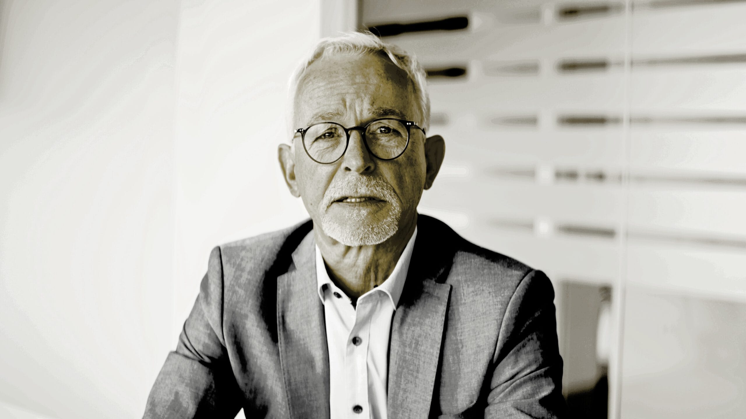 Klaus Schultheiß Zuhörender Finanzberater mit Tiefgang - professioneller Mann mit Brille in Anzug