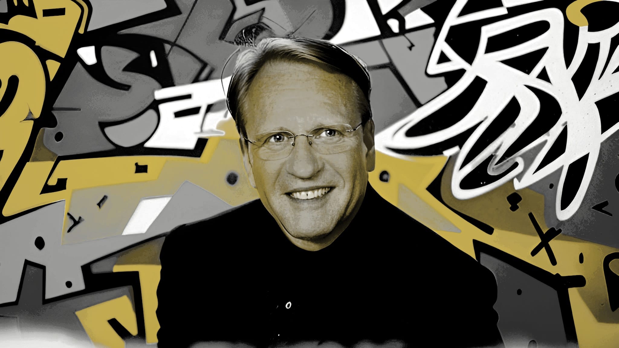 Lebensversicherungs-Optimierung Experte mit Brille lächelt vor stylischem Graffiti-Hintergrund