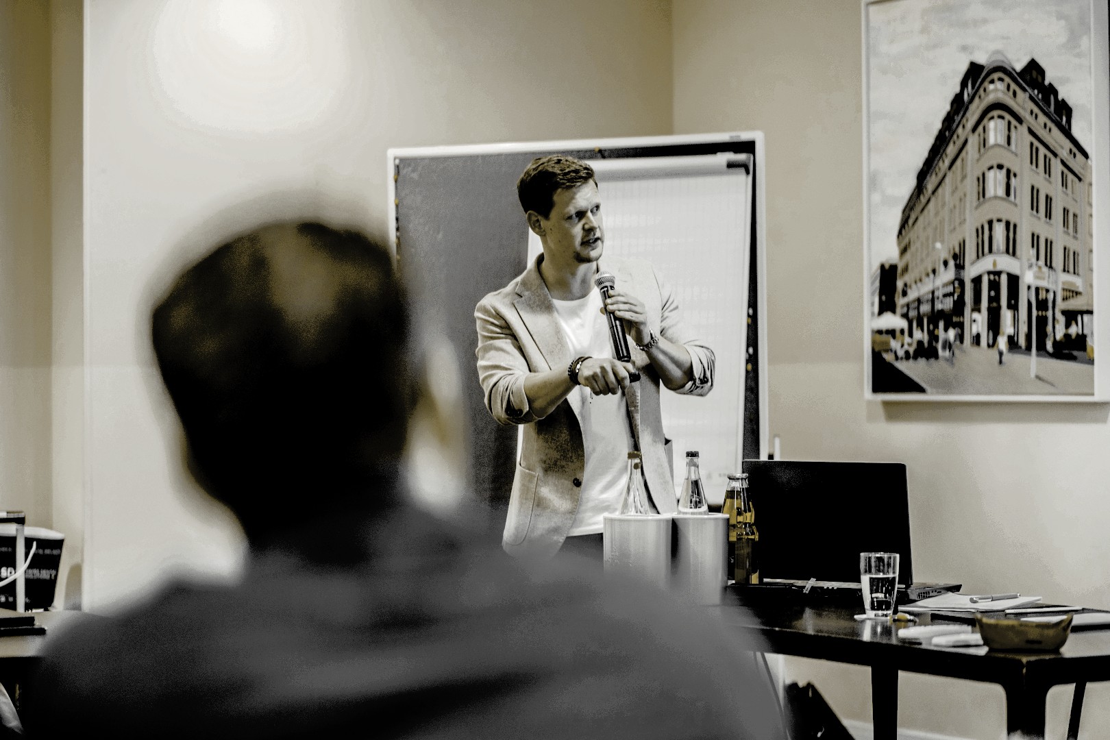 Warum Maximilian Prill auf Entgiftung setzt - Zahnarzt hält Vortrag über biologische Zahnmedizin mit Mikrofon