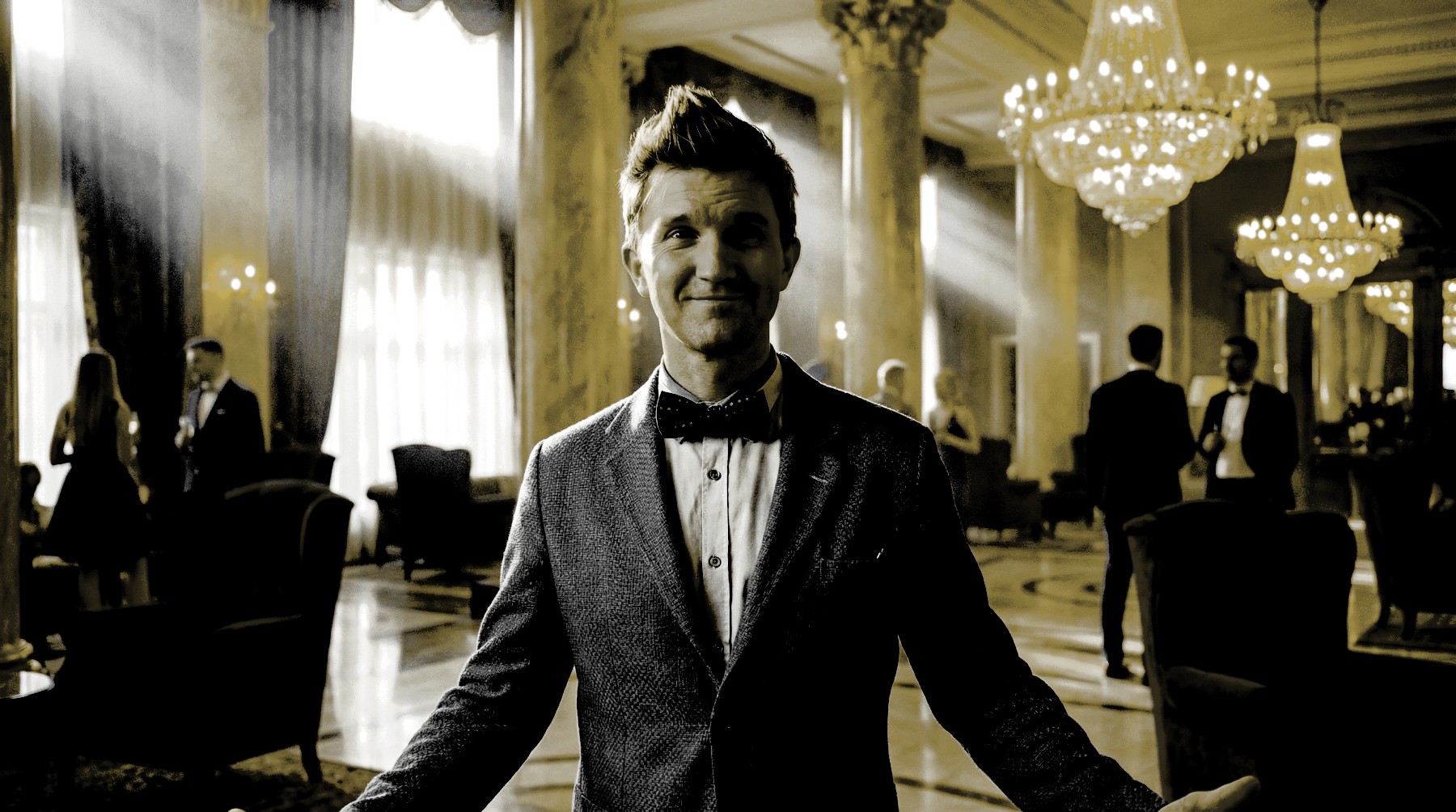 Mentalist für Events buchen: Eleganter Performer im Smoking bei luxuriöser Veranstaltung mit Kronleuchtern