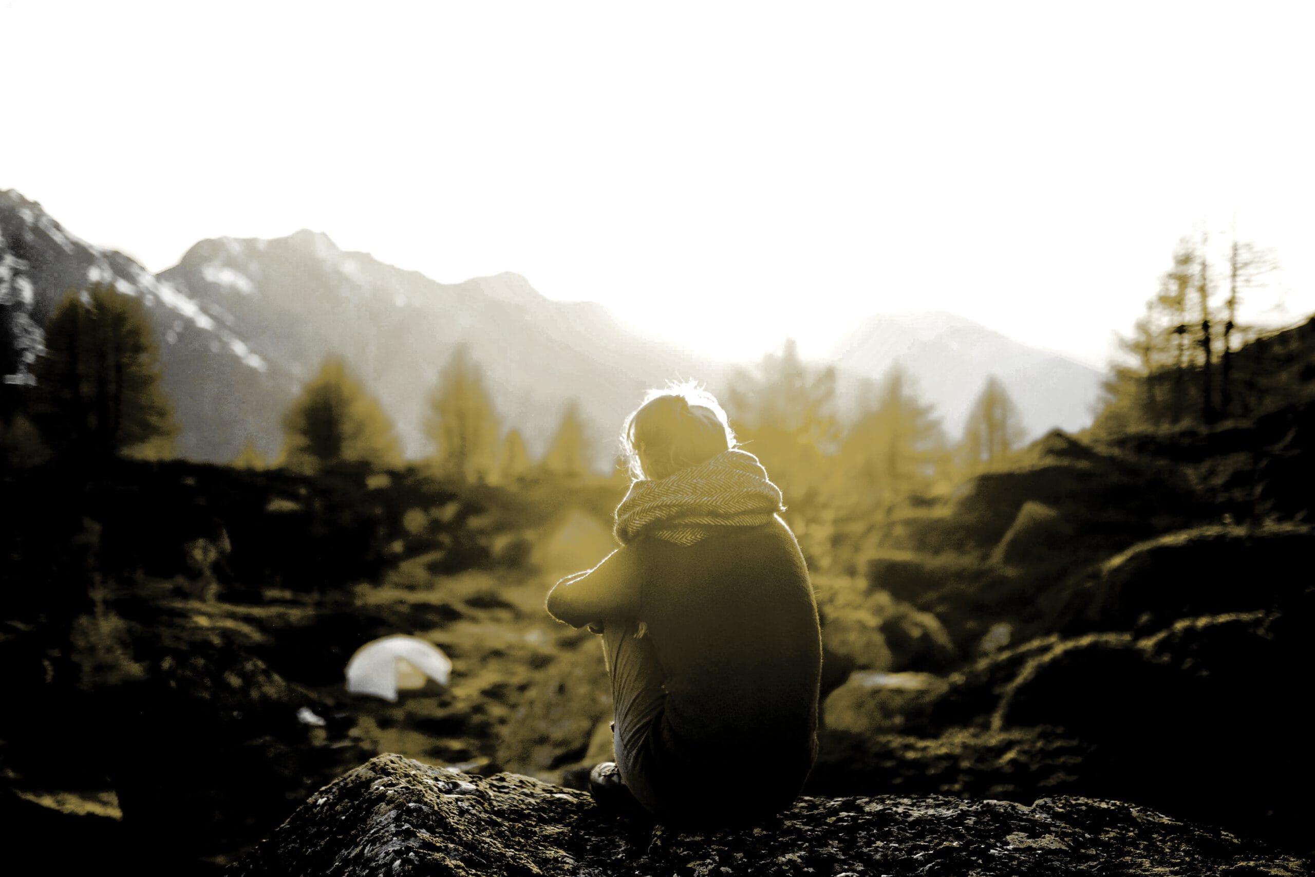 Nadine Nissen Psychotherapie energetische Heilung Bergmeditation Nadine Nissen Psychotherapie energetische Heilung - Person findet innere Ruhe in Berglandschaft