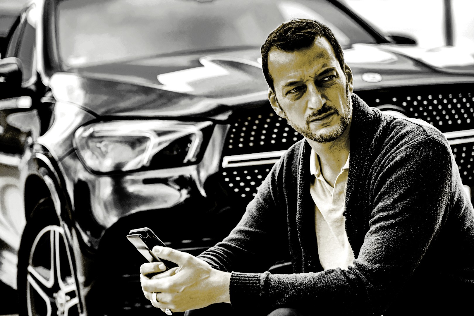 Norbert Peter Hannover Unternehmer Tipps: Erfolgreicher Businessman mit Smartphone vor Luxusauto zeigt nachhaltigen Erfolg